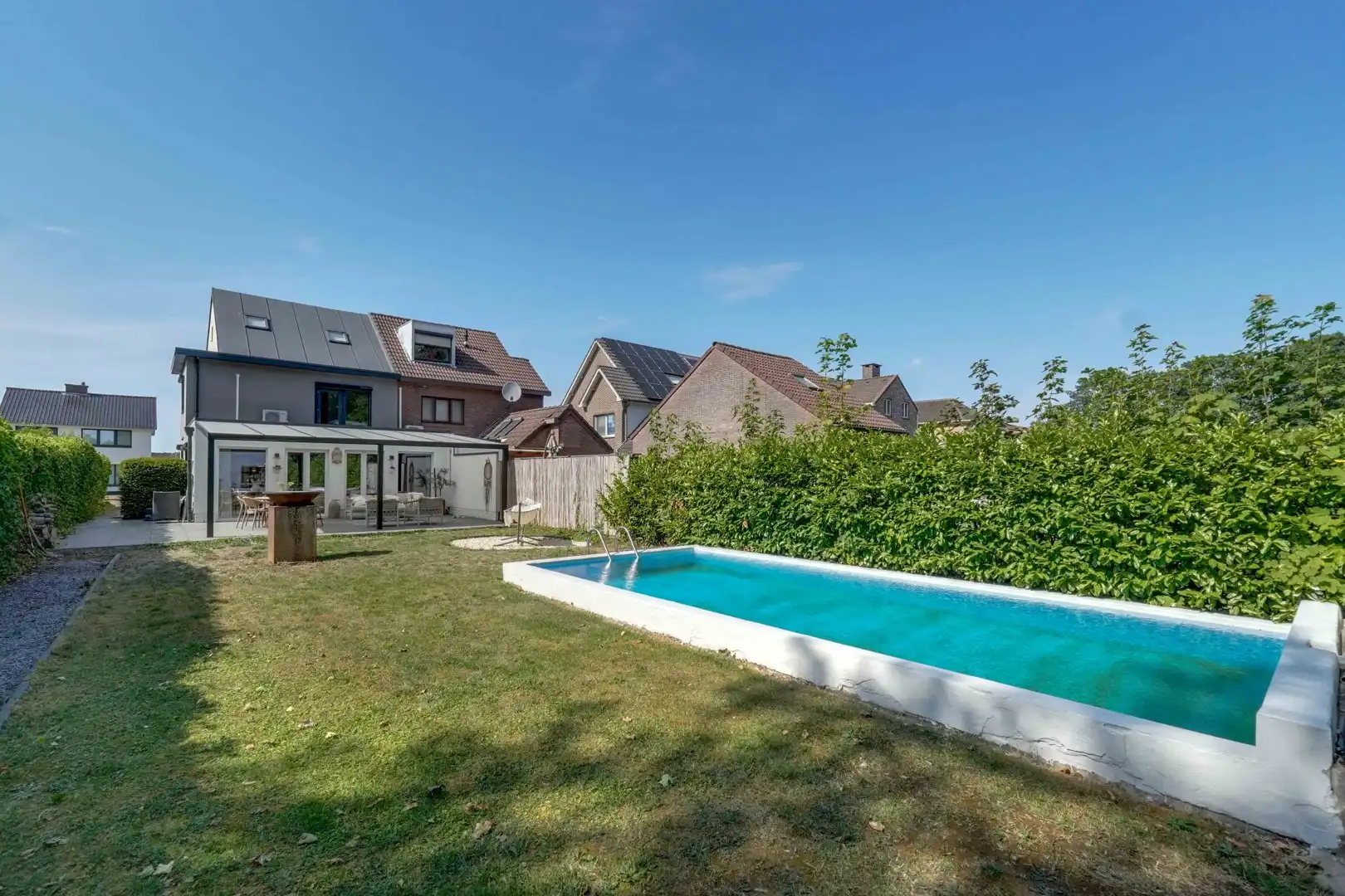 INSTAPKLARE GEZINSWONING MET ZWEMBAD, SAUNA EN RUIME TUIN OP TOPLOCATIE IN LANAKEN foto 25