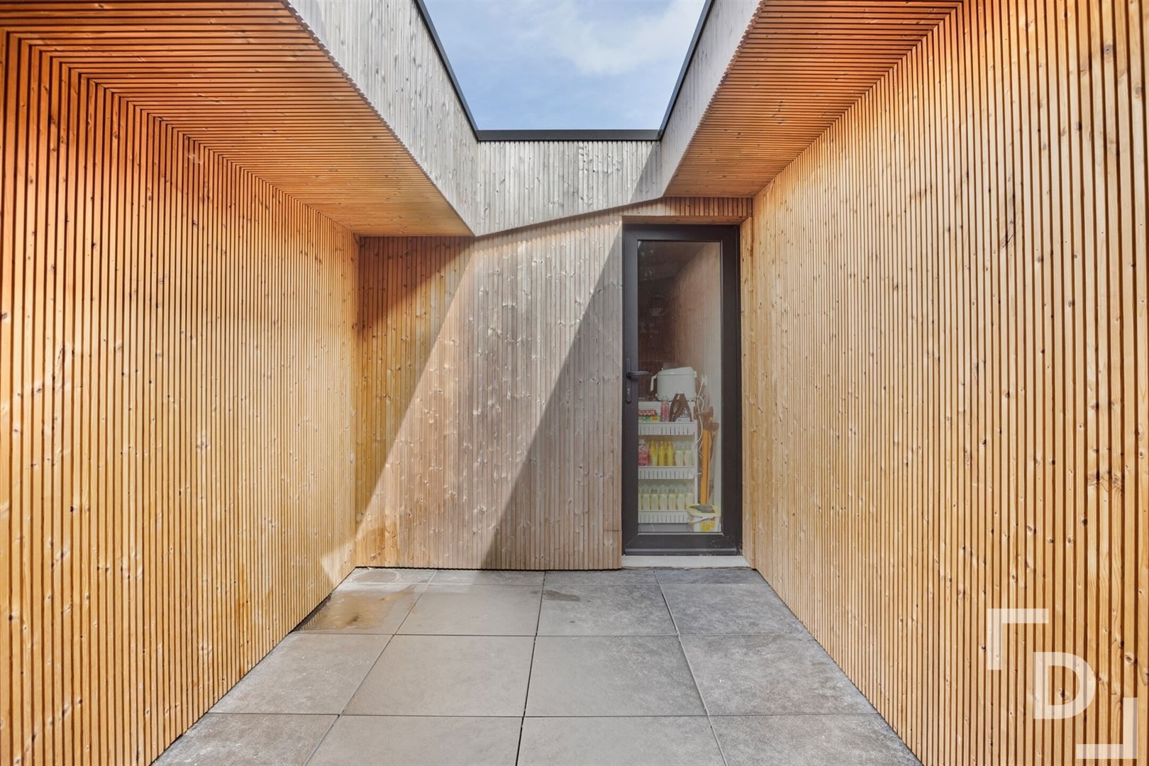 Volledig gerenoveerd, compact huis in Vlamertinge. foto 5