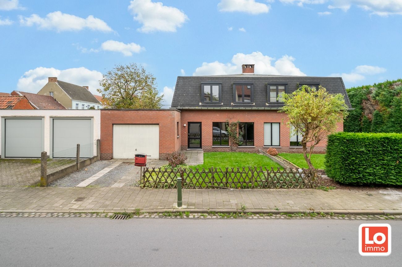 VERKOCHT! Degelijke halfopen woning op een rustige en makkelijk bereikbare locatie nabij het centrum van Oostakker! foto {{pictureIndex}}