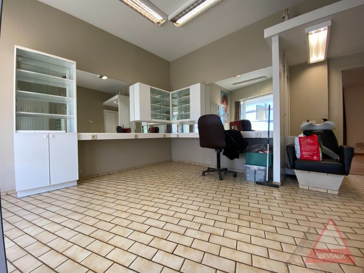 Roeselare - Ruime woning met handelsruimte, garage en 5 slaapkamers foto 2