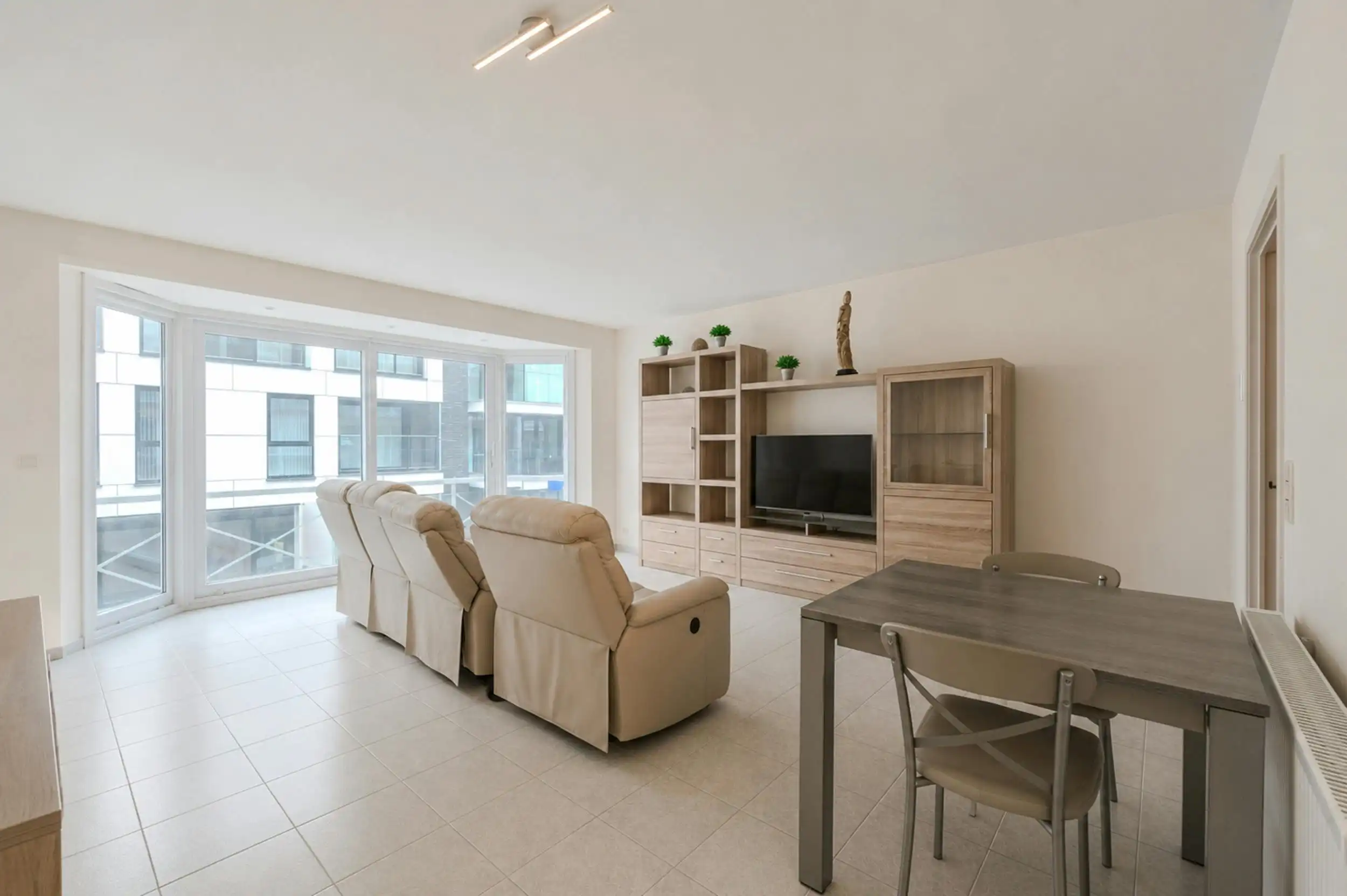 Instapklaar appartement met twee slaapkamers en terras foto 2
