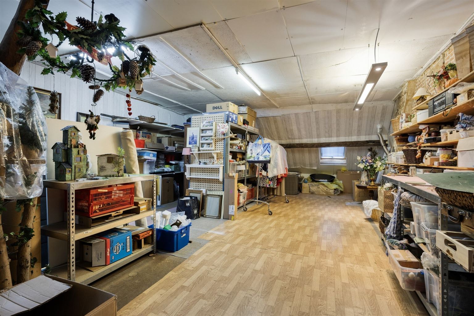 Prachtige karaktervolle stadswoning voorzien van 6 slaapkamers, ruime buitenkoer en vrijstaande garage in het centrum van Maaseik.  foto 28