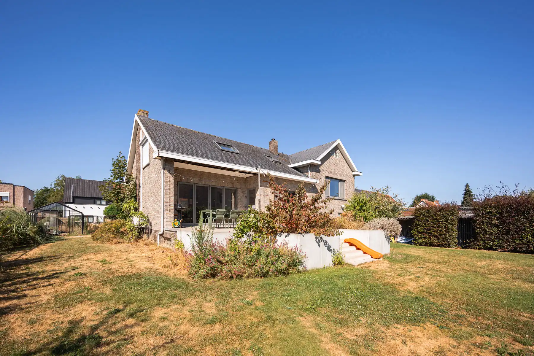 Ruime gezinswoning met 4 slaapkamers op perceel van 528 m² foto 24