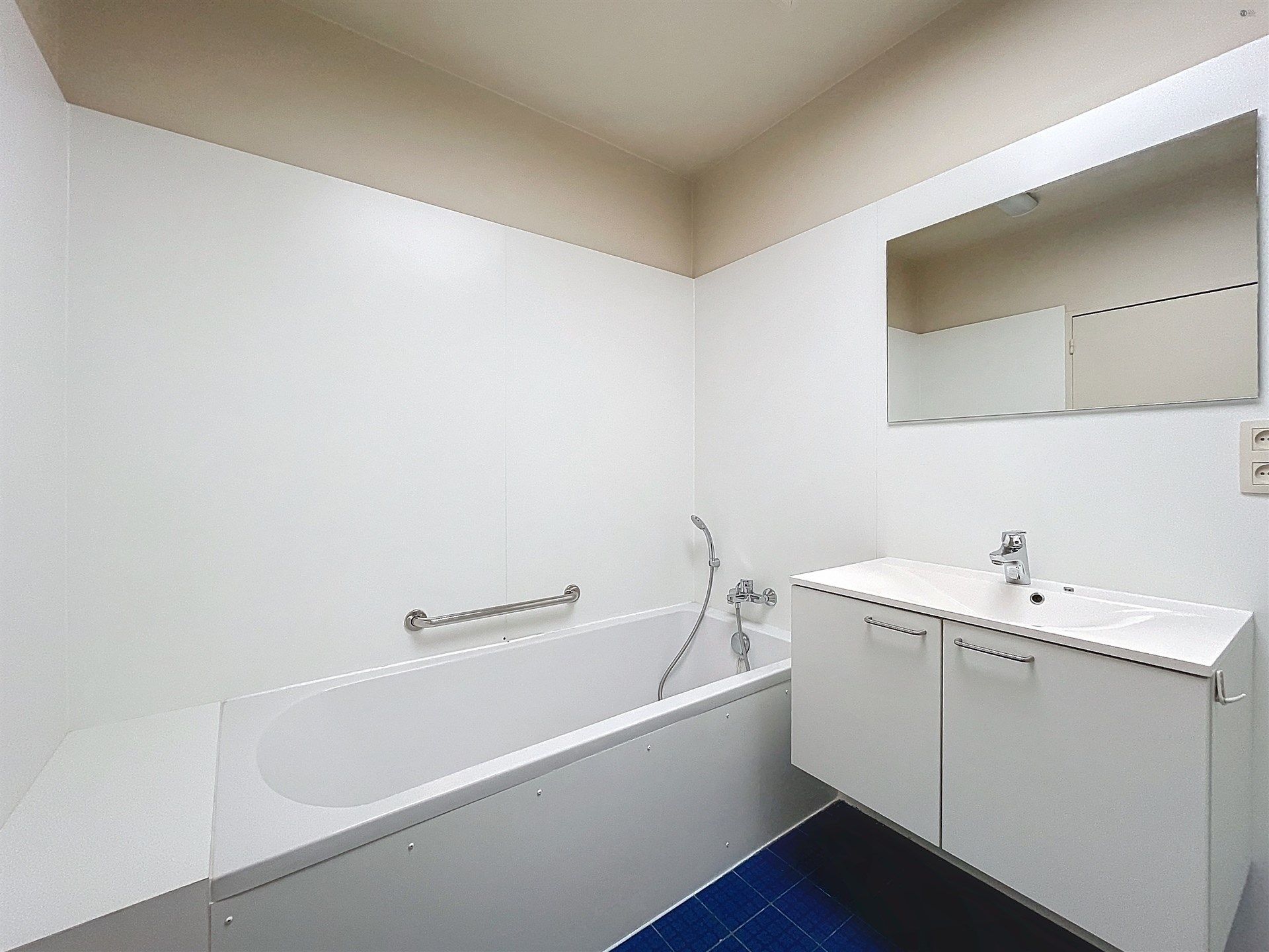 Riant huis (426m²) met 6 slaapkamers en dubbele garage nabij het centrum. foto 7