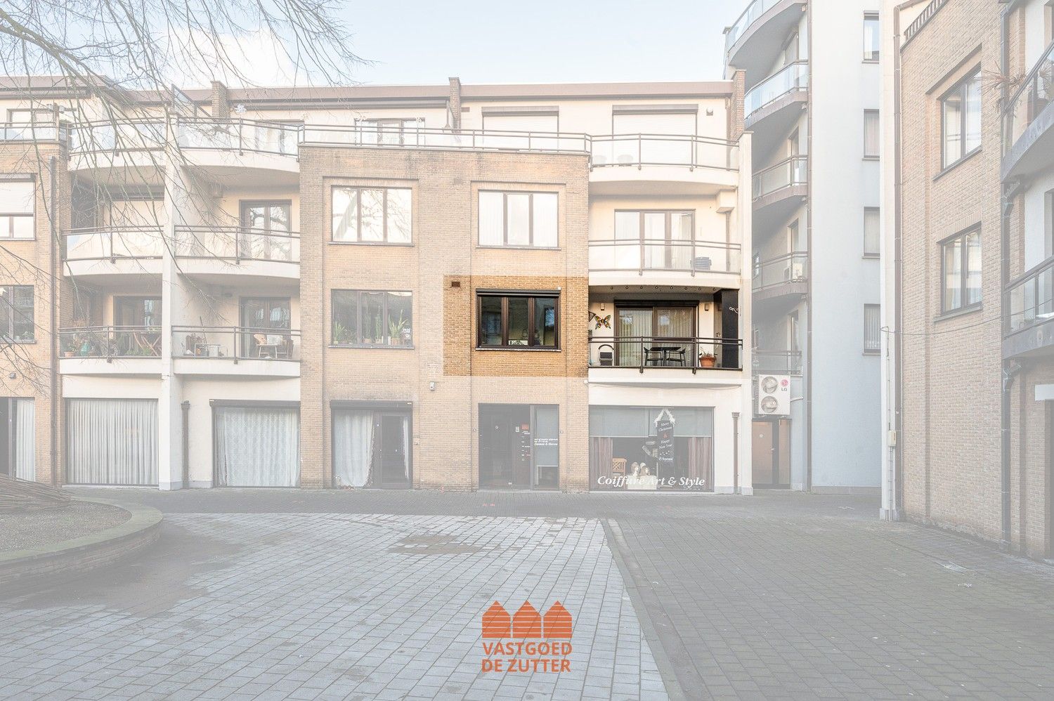 Instapklaar gerenoveerd appartement met terras foto 2