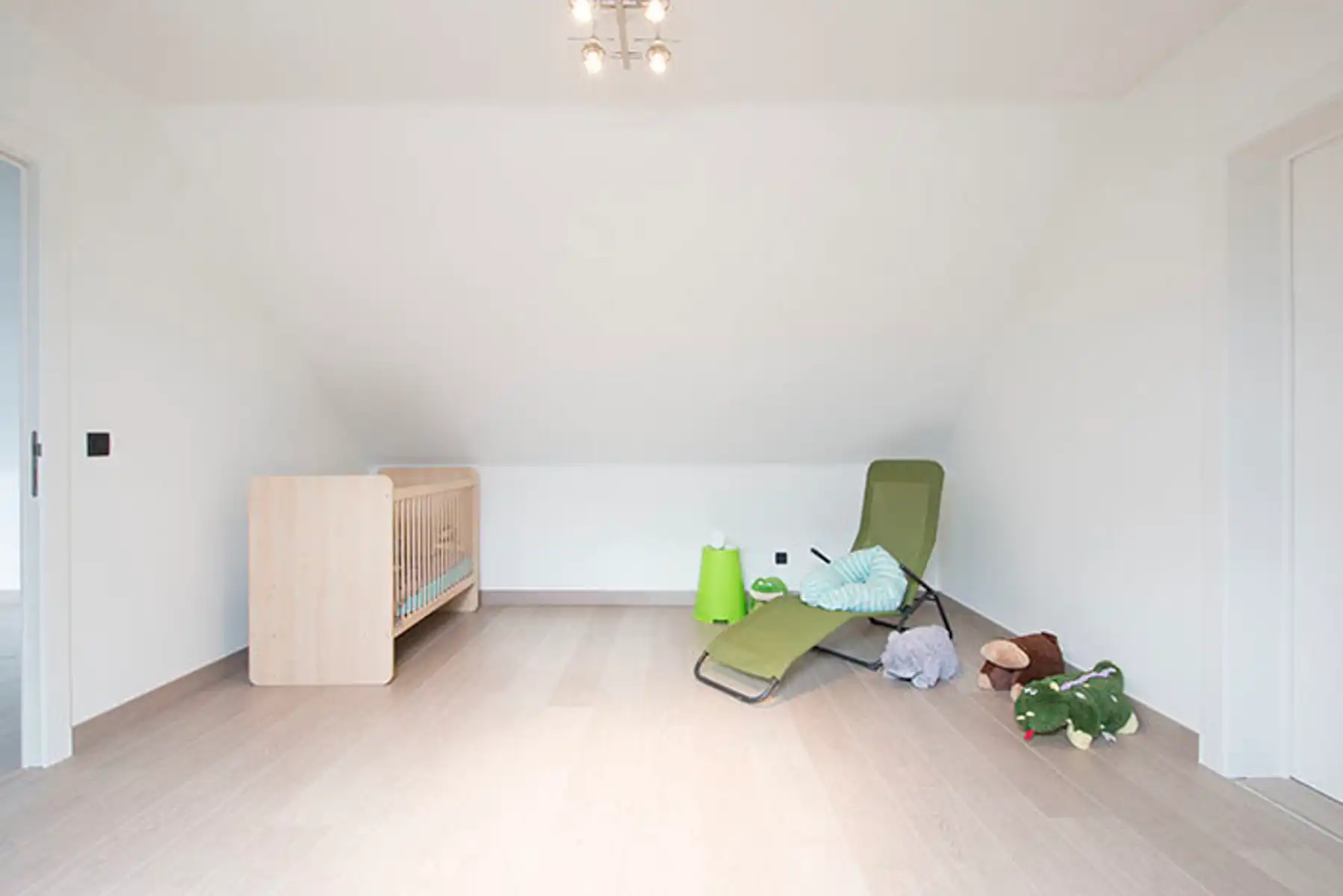 Prachtige ruime woning met 3 slaapkamers, airco en zonnepanelen en loods foto 16