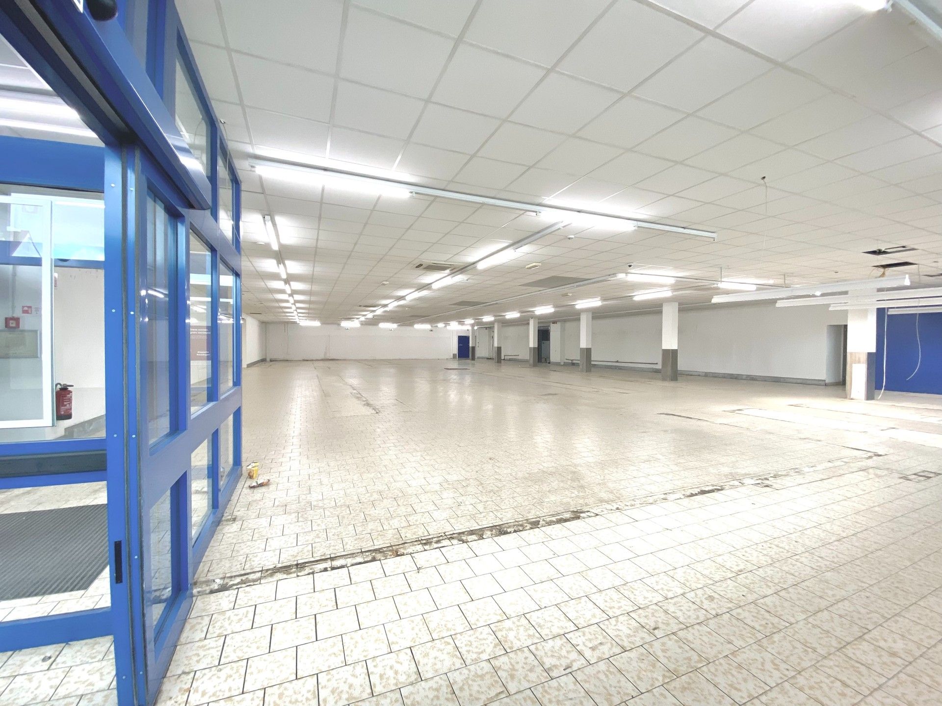 BAANWINKEL / COMMERCIEEL GEBOUW MET PARKING foto 8