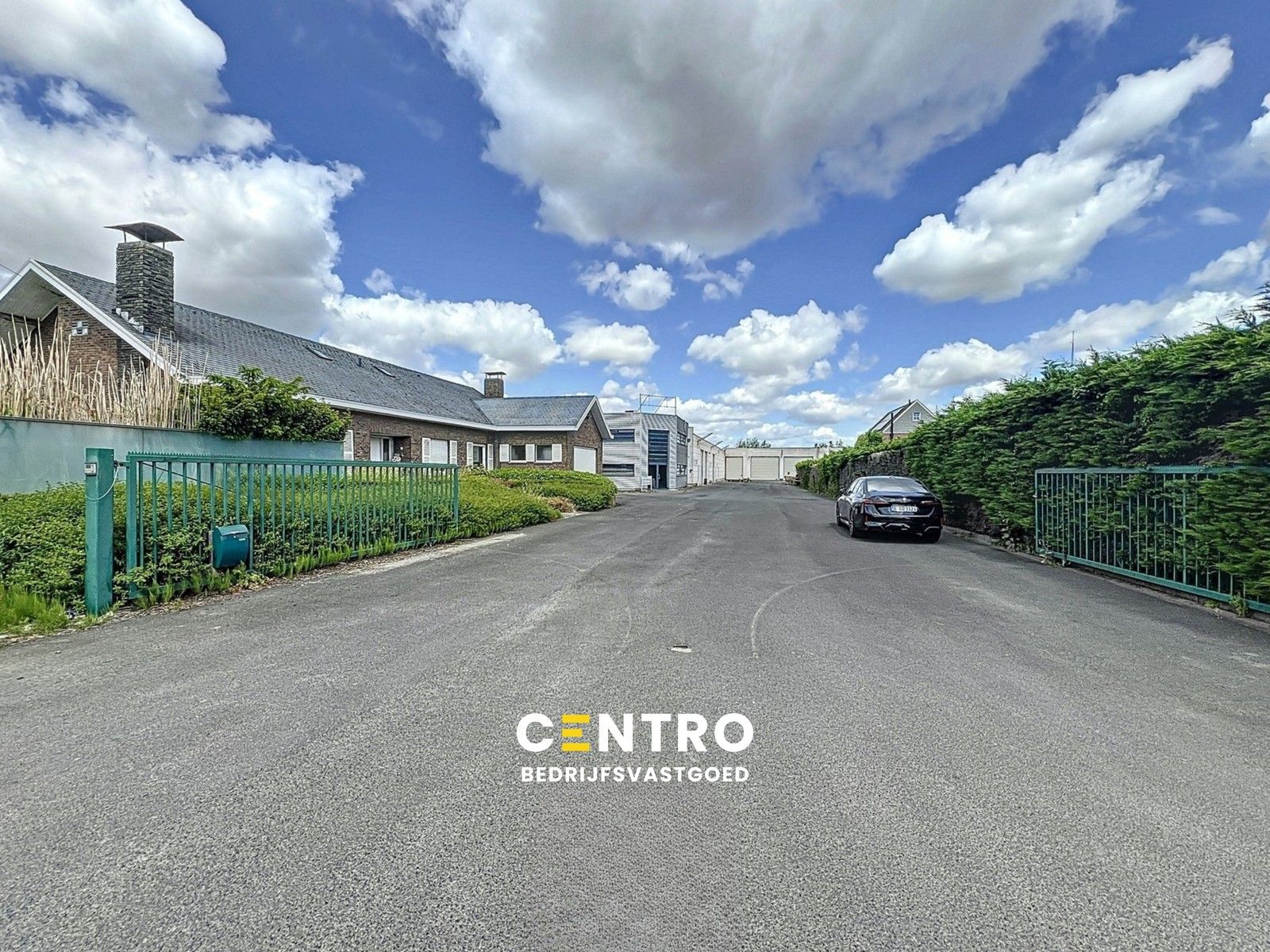 Instapklaar BEDRIJFSGEBOUW bestaande uit geïsoleerde MAGAZIJNEN met laadkade (ca. 2.539m²), KANTOREN (ca. 344 m²) én alleenstaande WONING. Op bedrijvenzone "Hoge Barriere" te Roeselare. foto {{pictureIndex}}