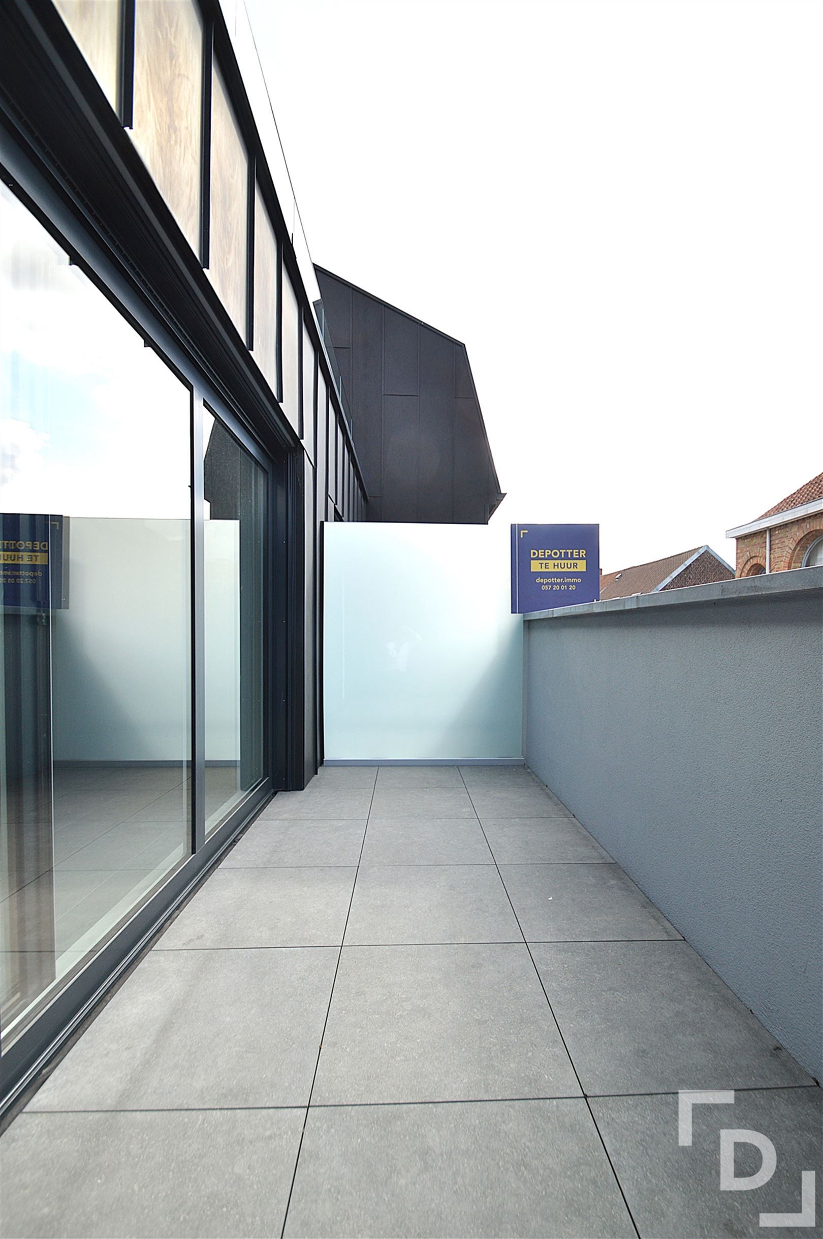 Nieuwbouwappartement van hoogwaardige afwerking met staanplaats te huur in centrum Ieper foto 10