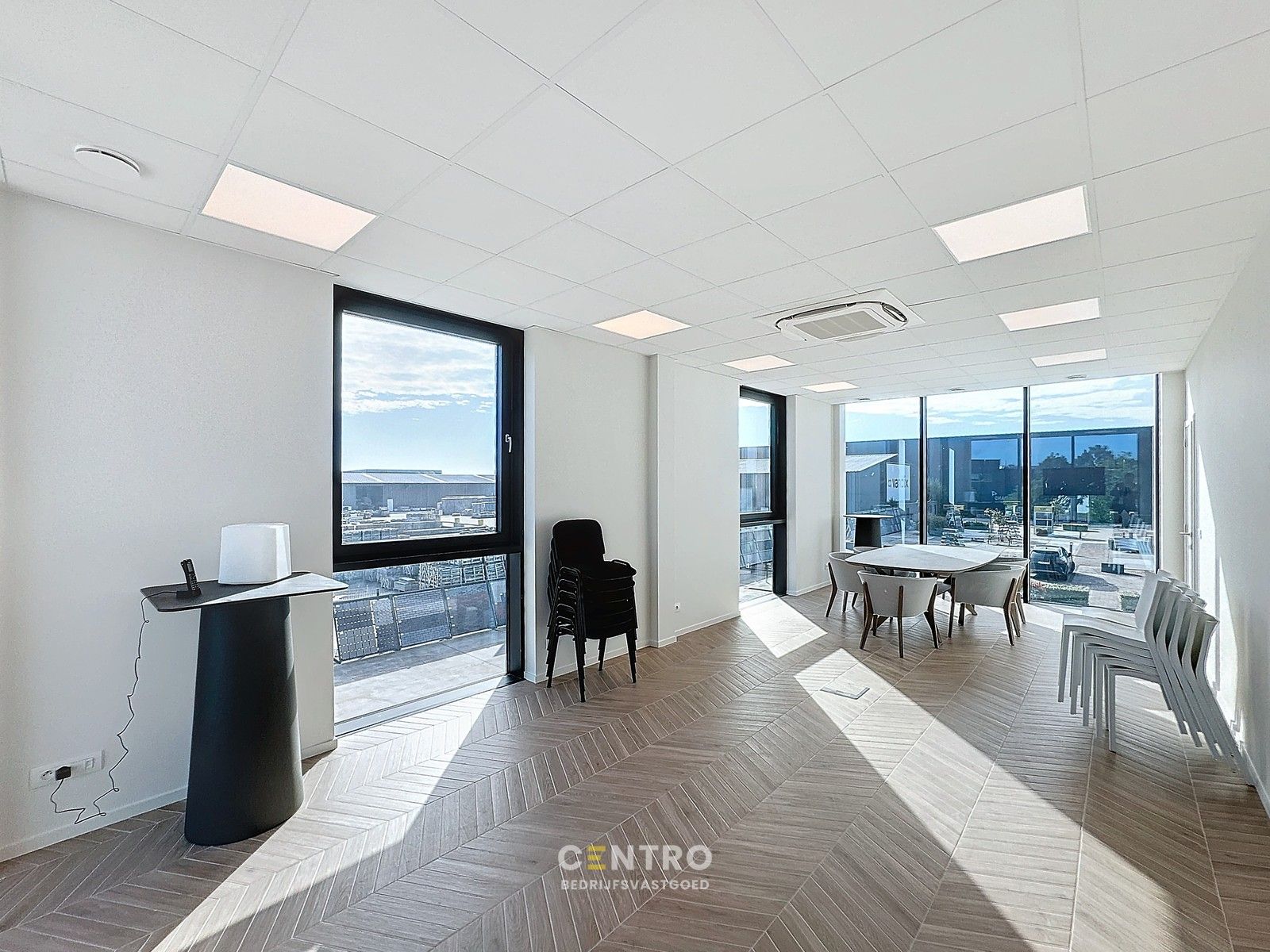 Splinternieuwe (° 2023) PLUG & PLAY kantoorruimte (20m²) met alle randaccommodatie te Oostende (naast de afrit "Zandvoorde". foto 10