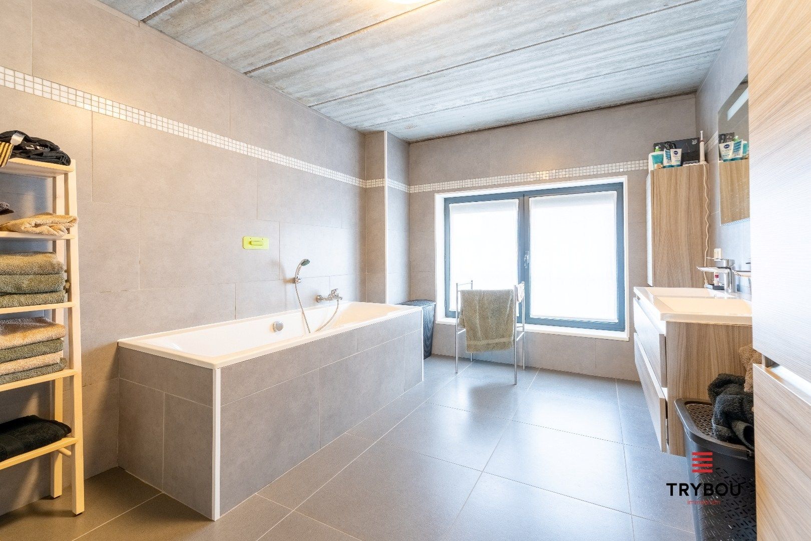 Stijlvolle industriële duplex met ruim terras en staanplaats in centrum Roeselare foto 18