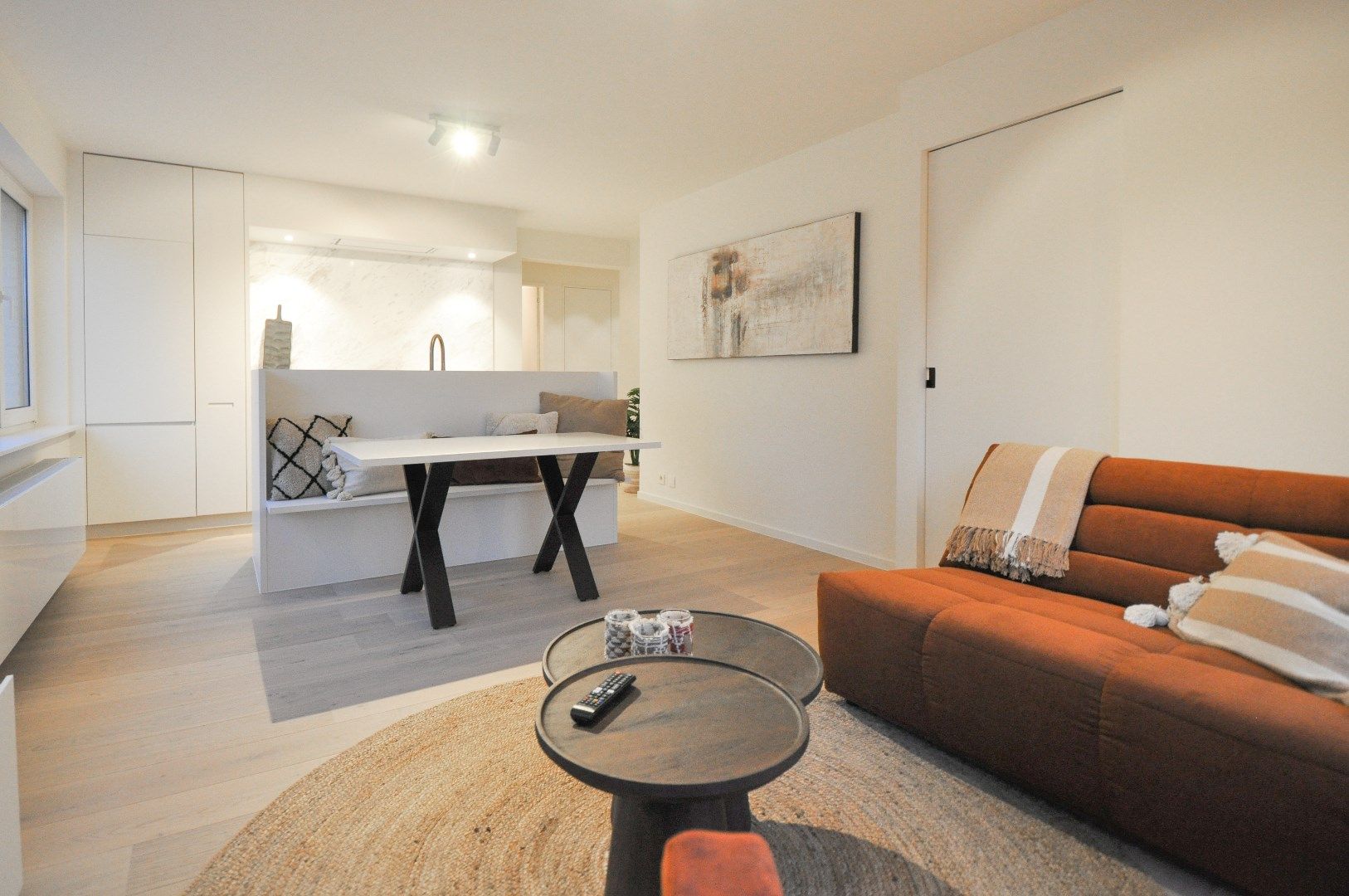 Volledig gerenoveerd hoek-appartement gelegen op enkele stappen van de zee. foto {{pictureIndex}}