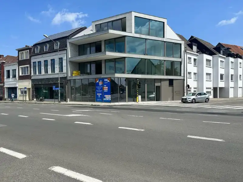 Commercieel handelspand te huur op toplocatie aan station Ingelmunster foto {{pictureIndex}}