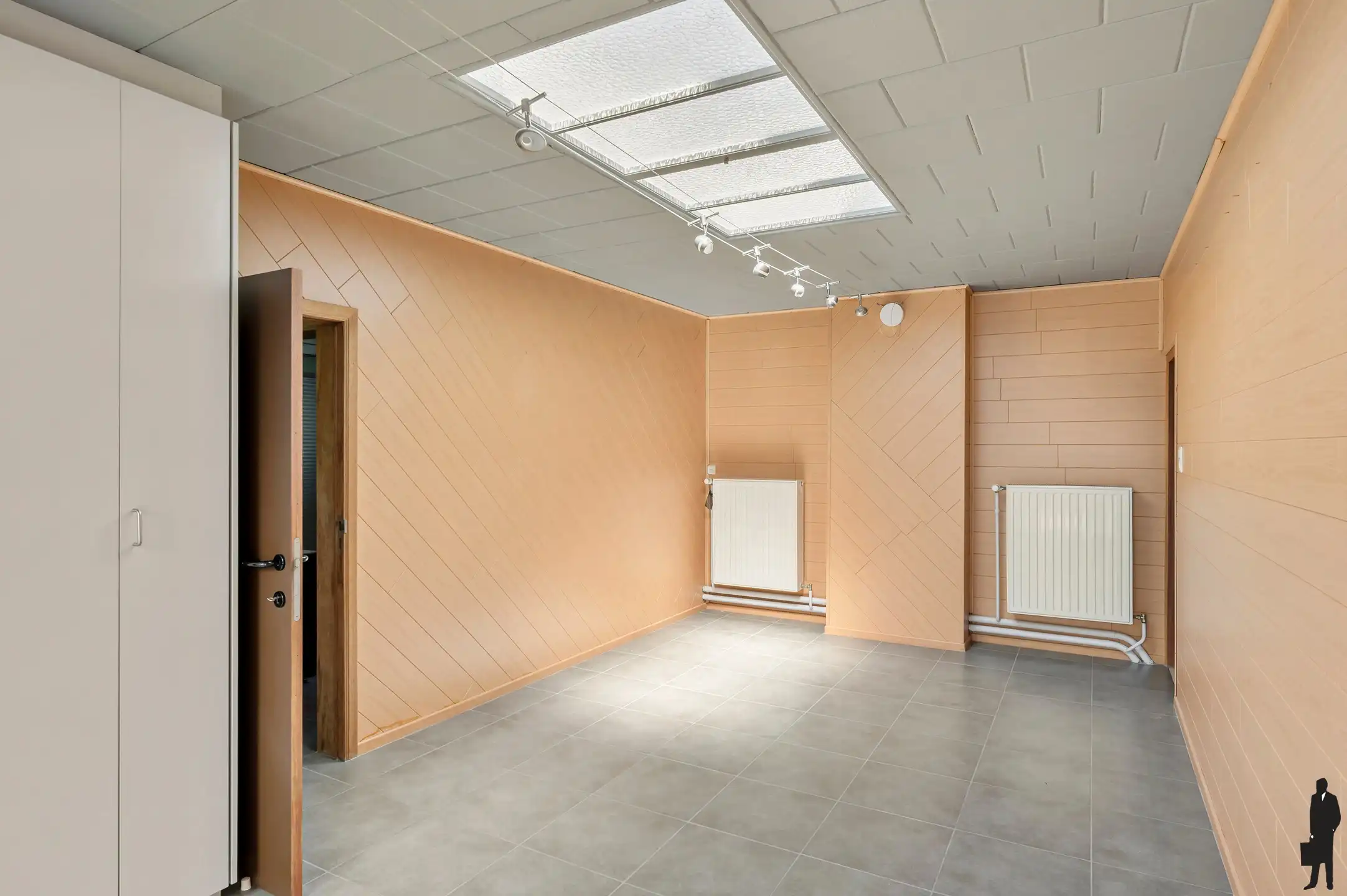 Rustig gelegen ruime gezinswoning met maar liefst 7 slaapkamers, meerdere garages en tal van praktische troeven. foto 9