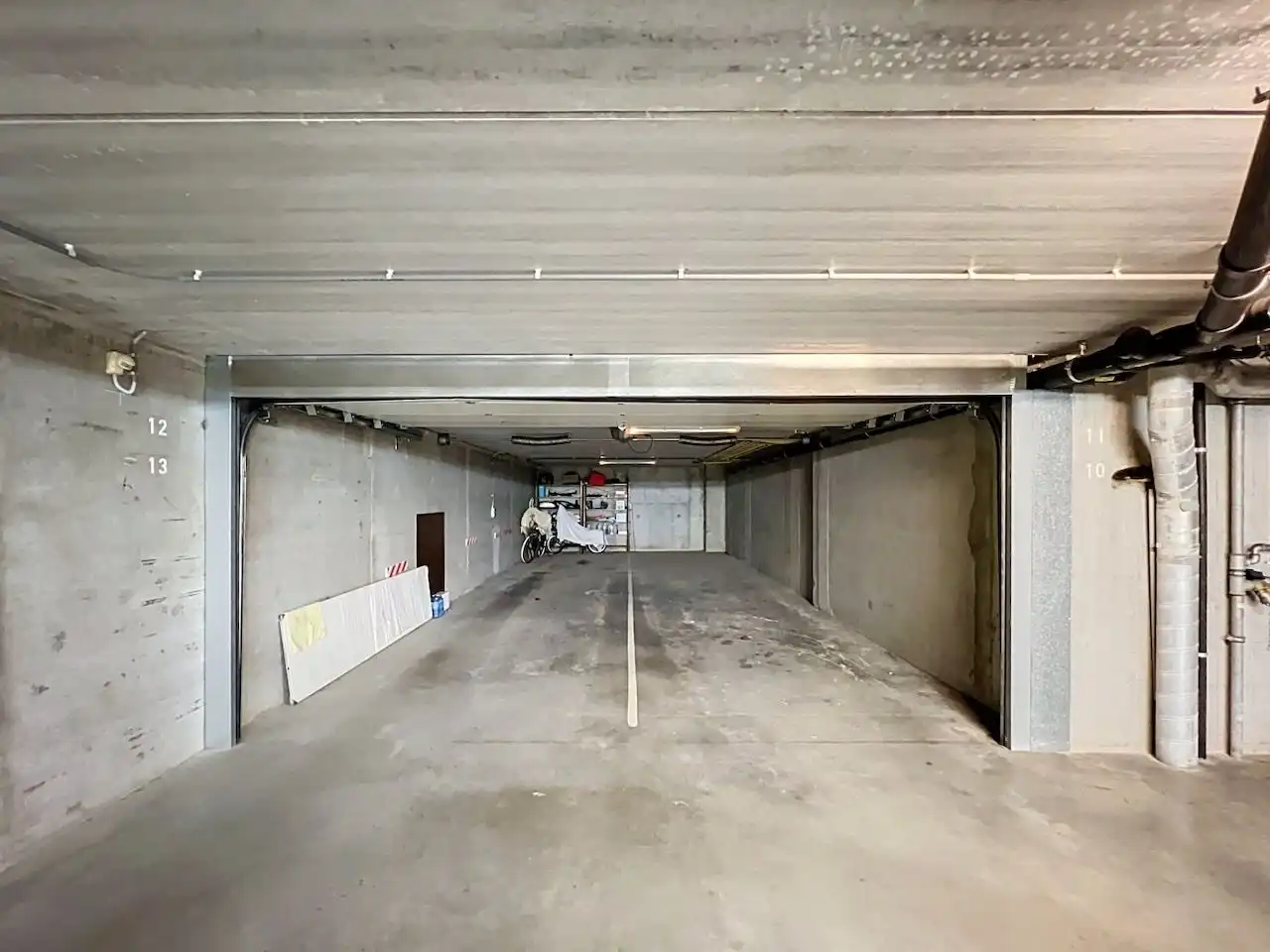 Helft van een dubbele garage, gelegen in de August Beernaertstraat. foto 4