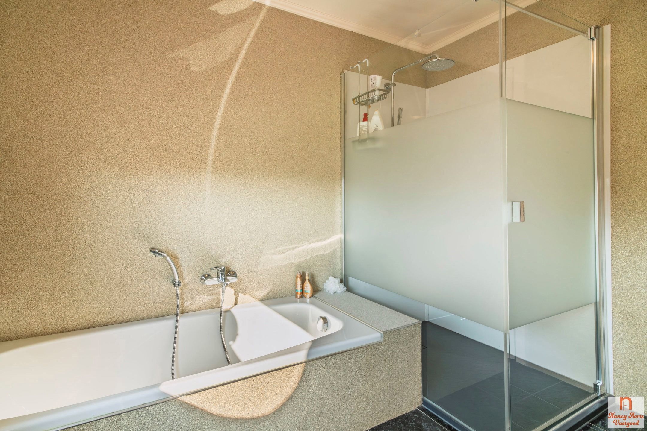 Ruim, stijlvol appartement met 3 slaapkamers foto 10