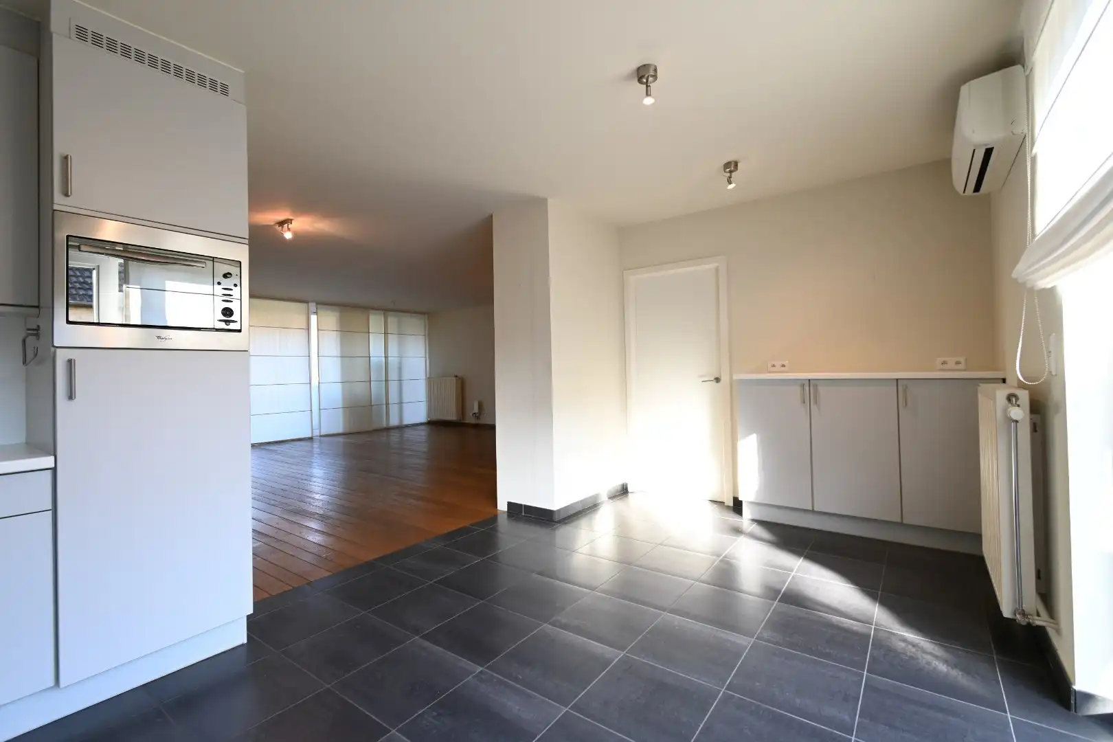 Degelijk 2-slaapkamer gelijkvloersappartement met autostandplaats + in hartje Bilzen foto 10