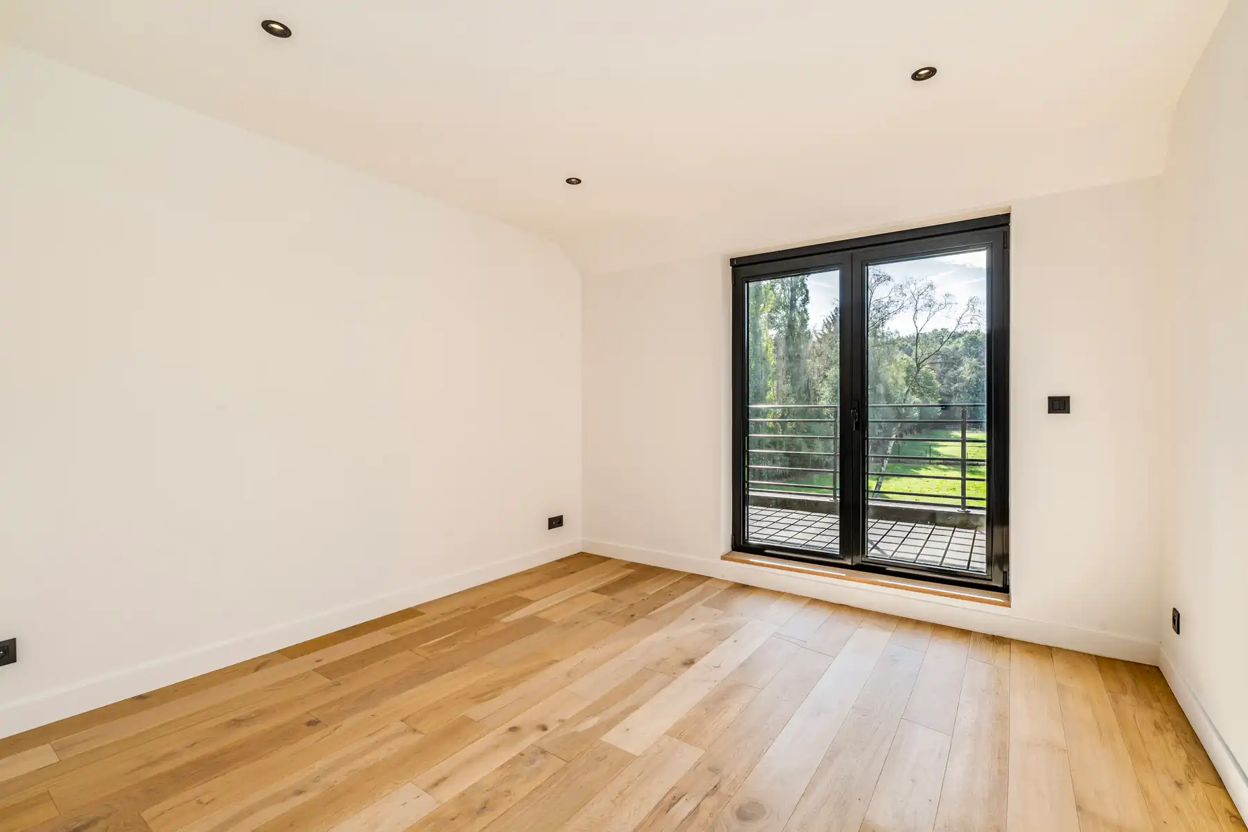 Gerenoveerde villa in een groene omgeving nabij alle invalswegen foto 14