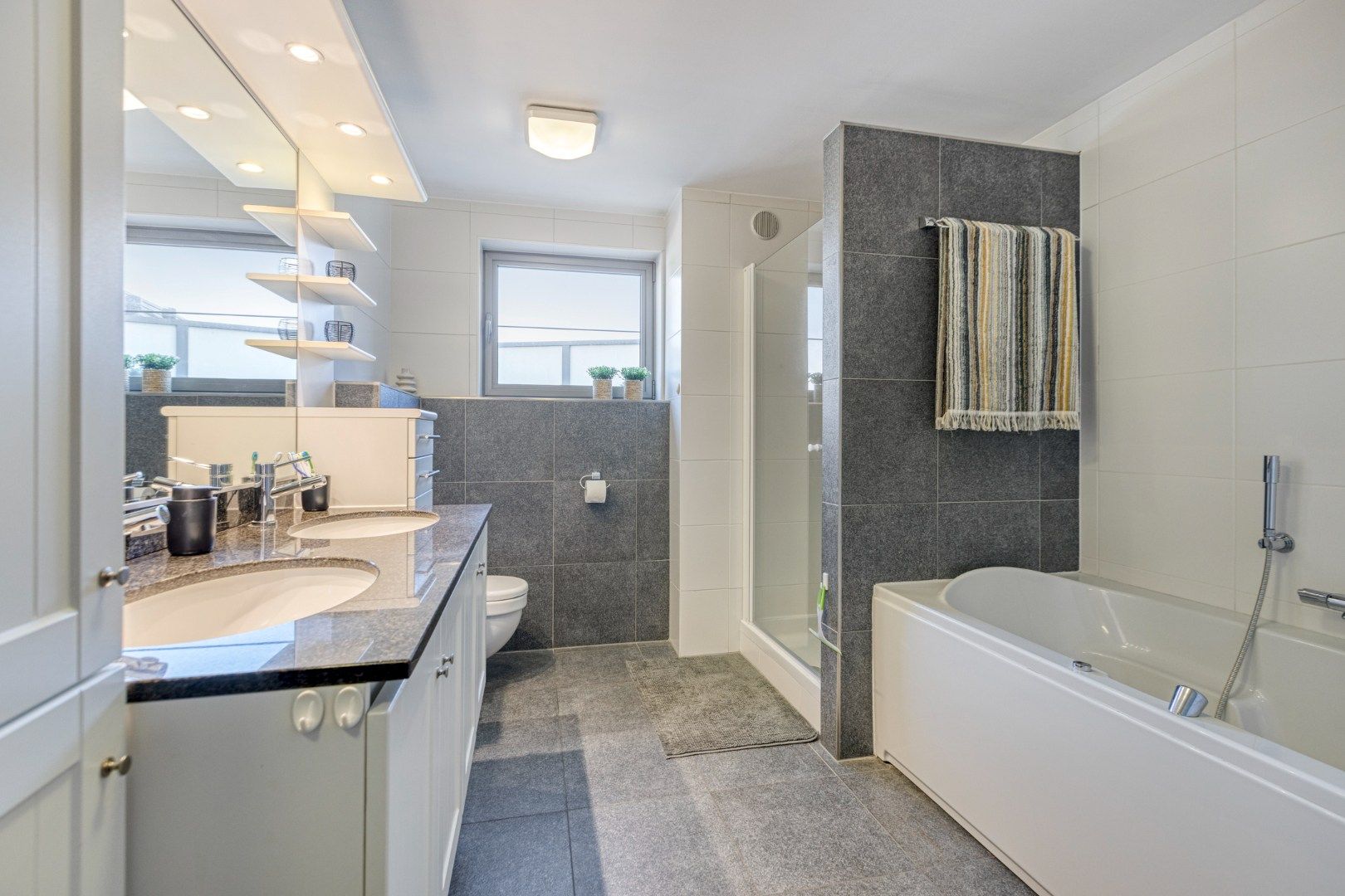 Ruim ingedeeld appartement met zonterrassen in het centrum. foto 25