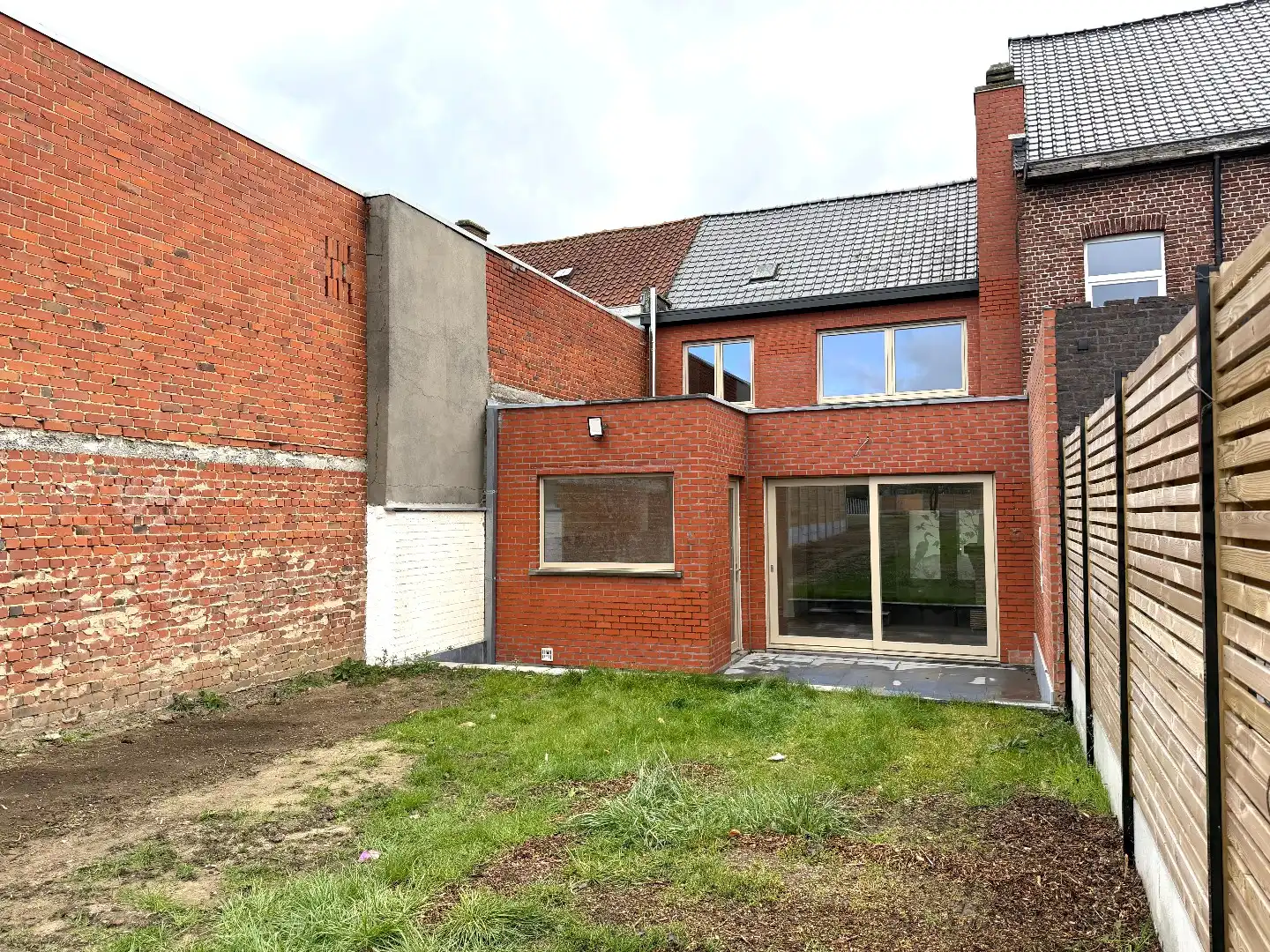 Gerenoveerde gezinswoning met 3 slaapkamers, tuin en garage. foto 24