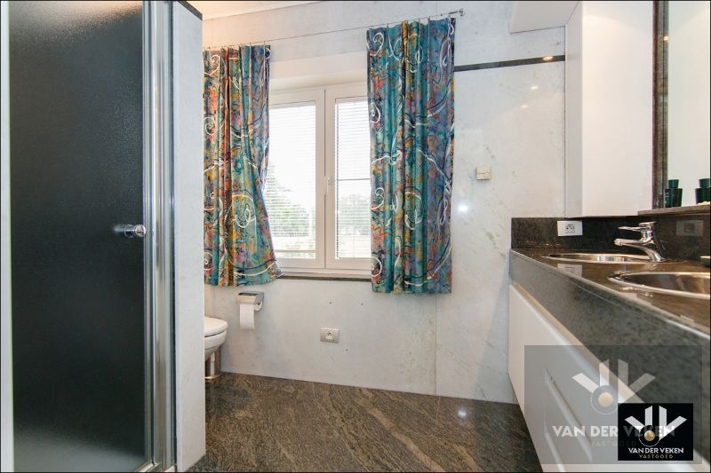 STIJLVOLLE HOB MET MODERN COMFORT EN ZWEMBAD foto 22