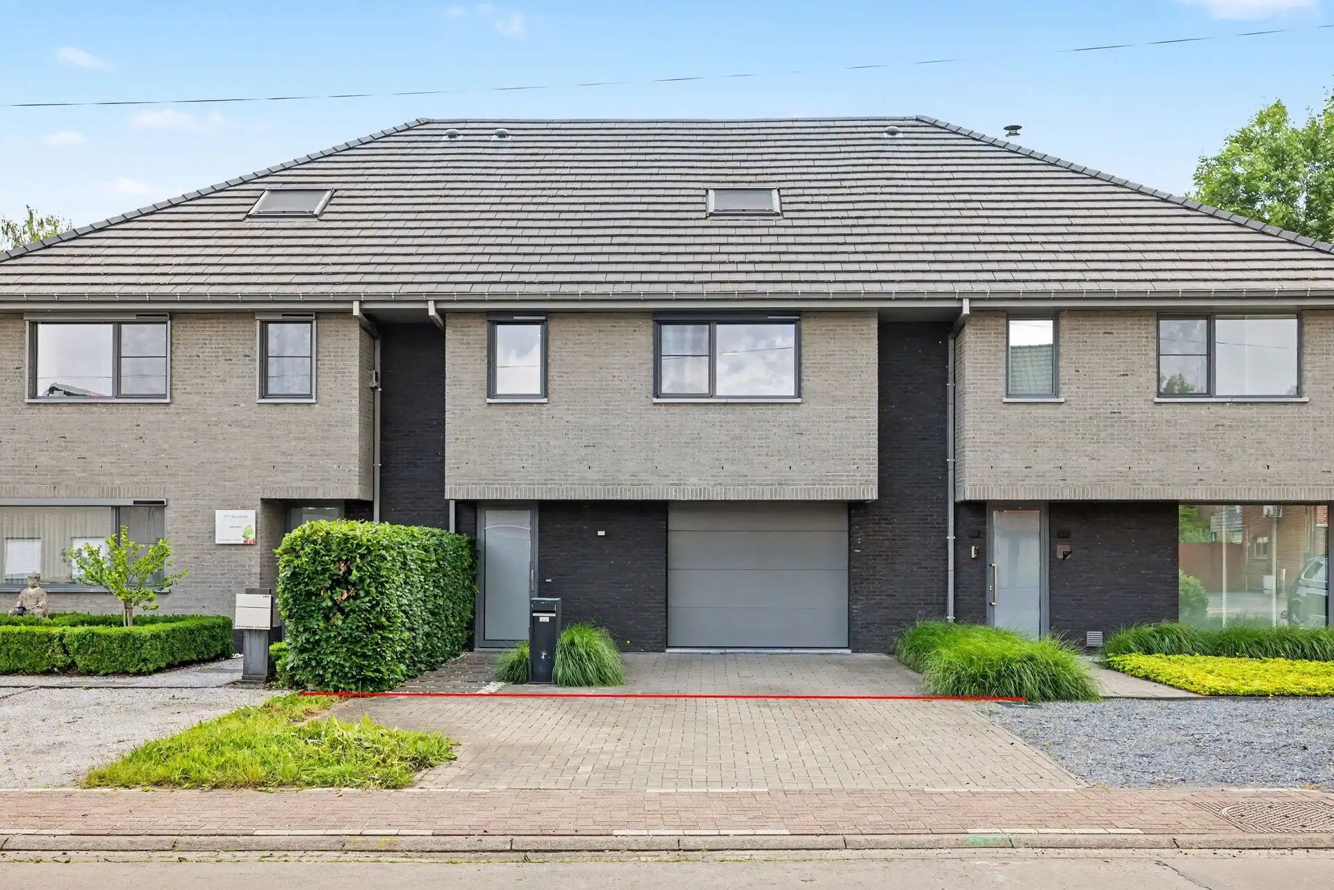 Uitstekend gelegen gezinswoning met inpandige garage en mooi aangelegde tuin (430m²) foto {{pictureIndex}}