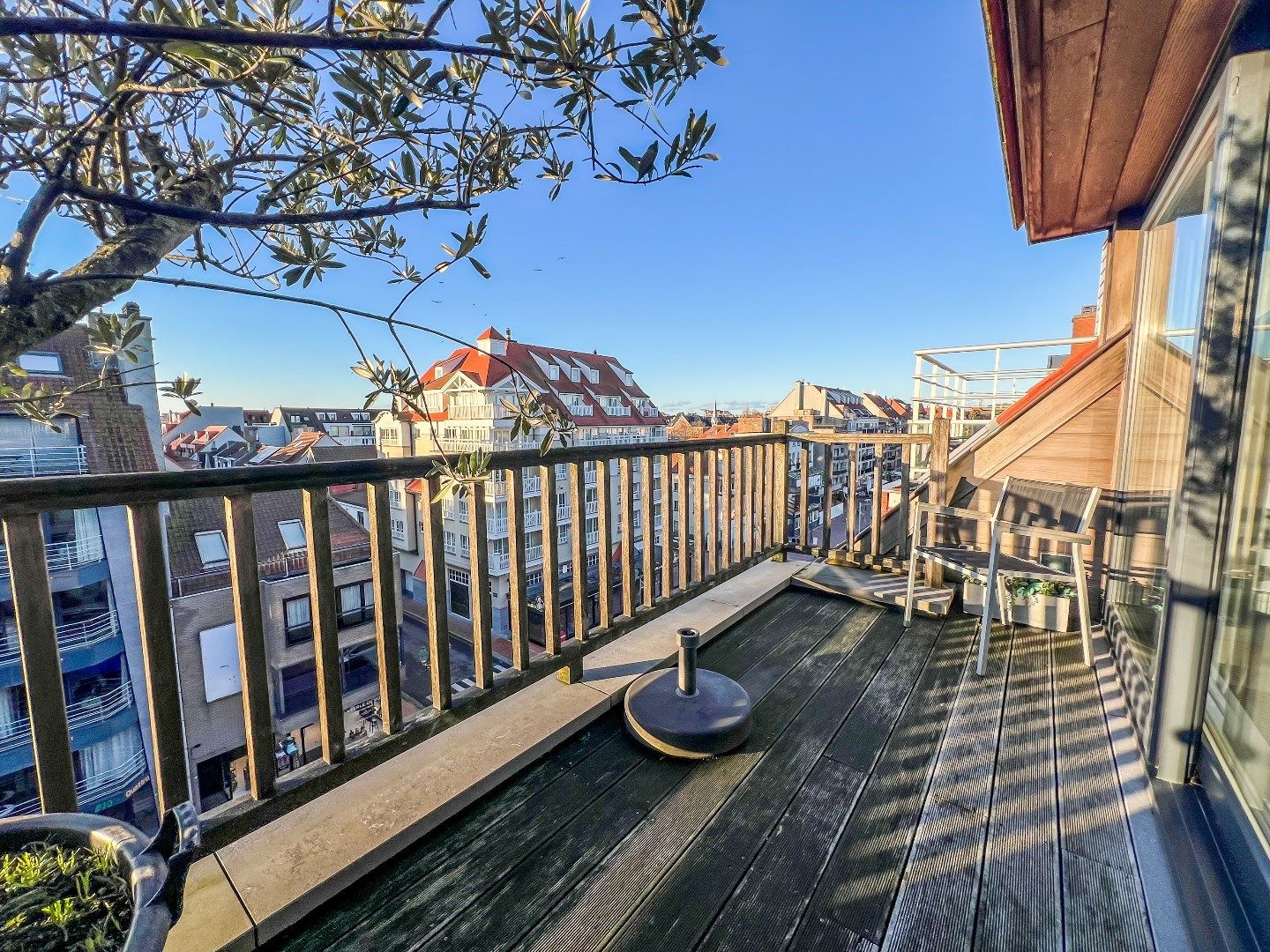 Ruim en lichtrijk doorzonappartement gelegen aan de zonnekant van de Lippenslaan foto 3