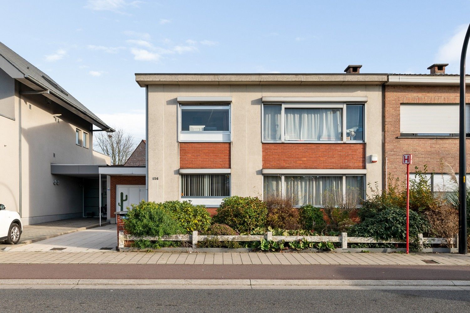 Hoofdfoto van de publicatie: Karaktervolle halfopen woning met garage, oprit en gezellige tuin nabij het centrum van Borsbeek!
