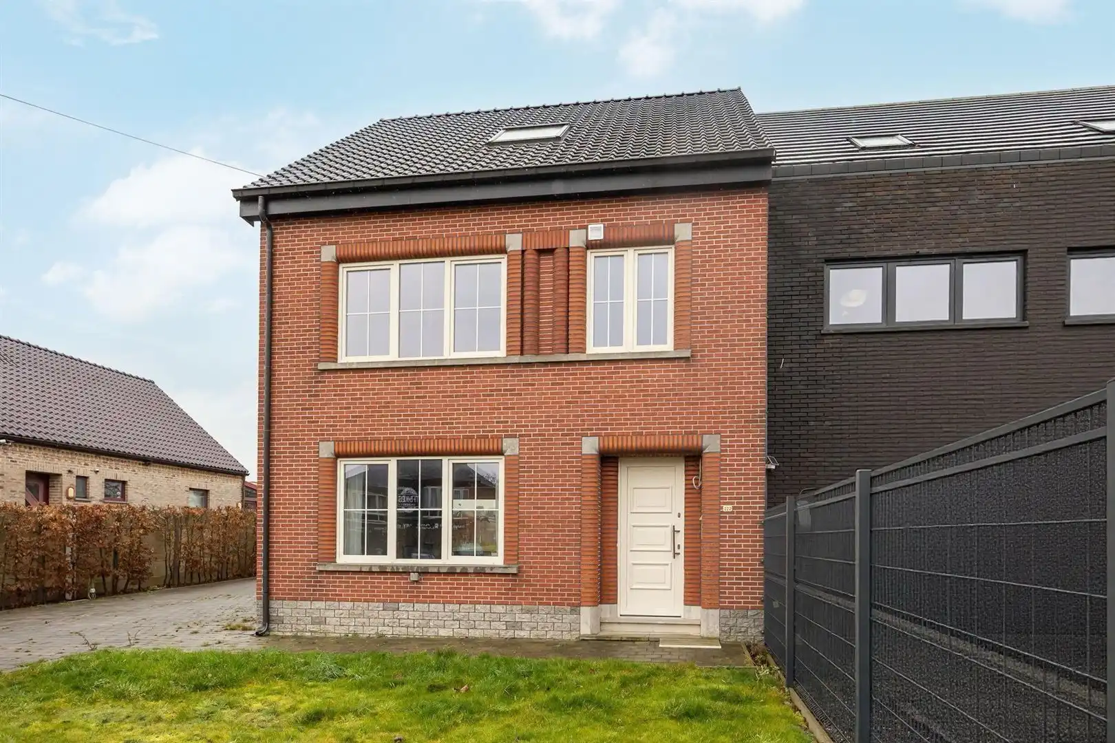 Een ruime halfopenbebouwing op 2000m2 foto {{pictureIndex}}