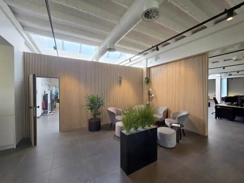 Magazijn met kantoren te huur foto 8