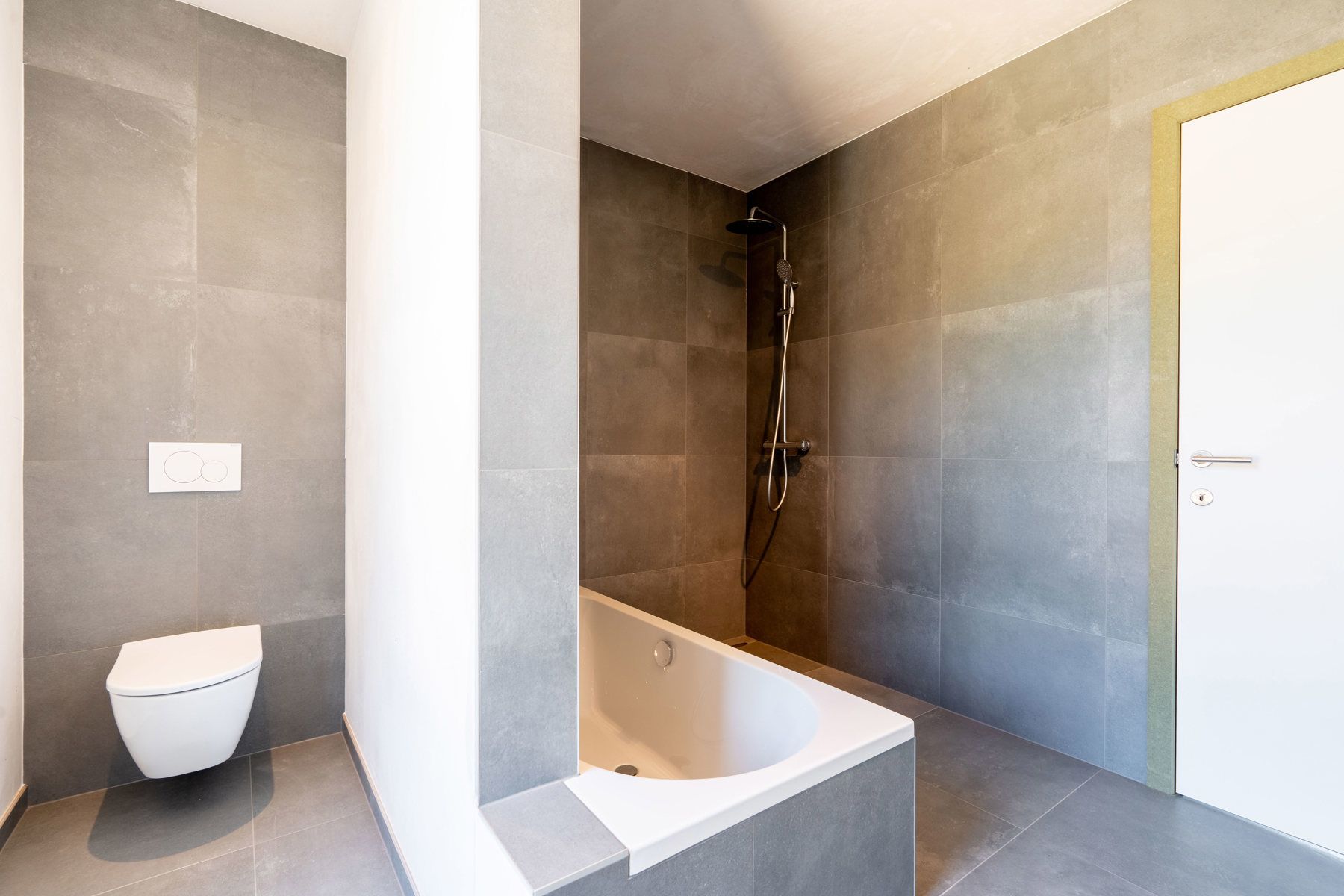 Prachtige nieuwbouwwoning in heel rustige straat te koop! foto 17