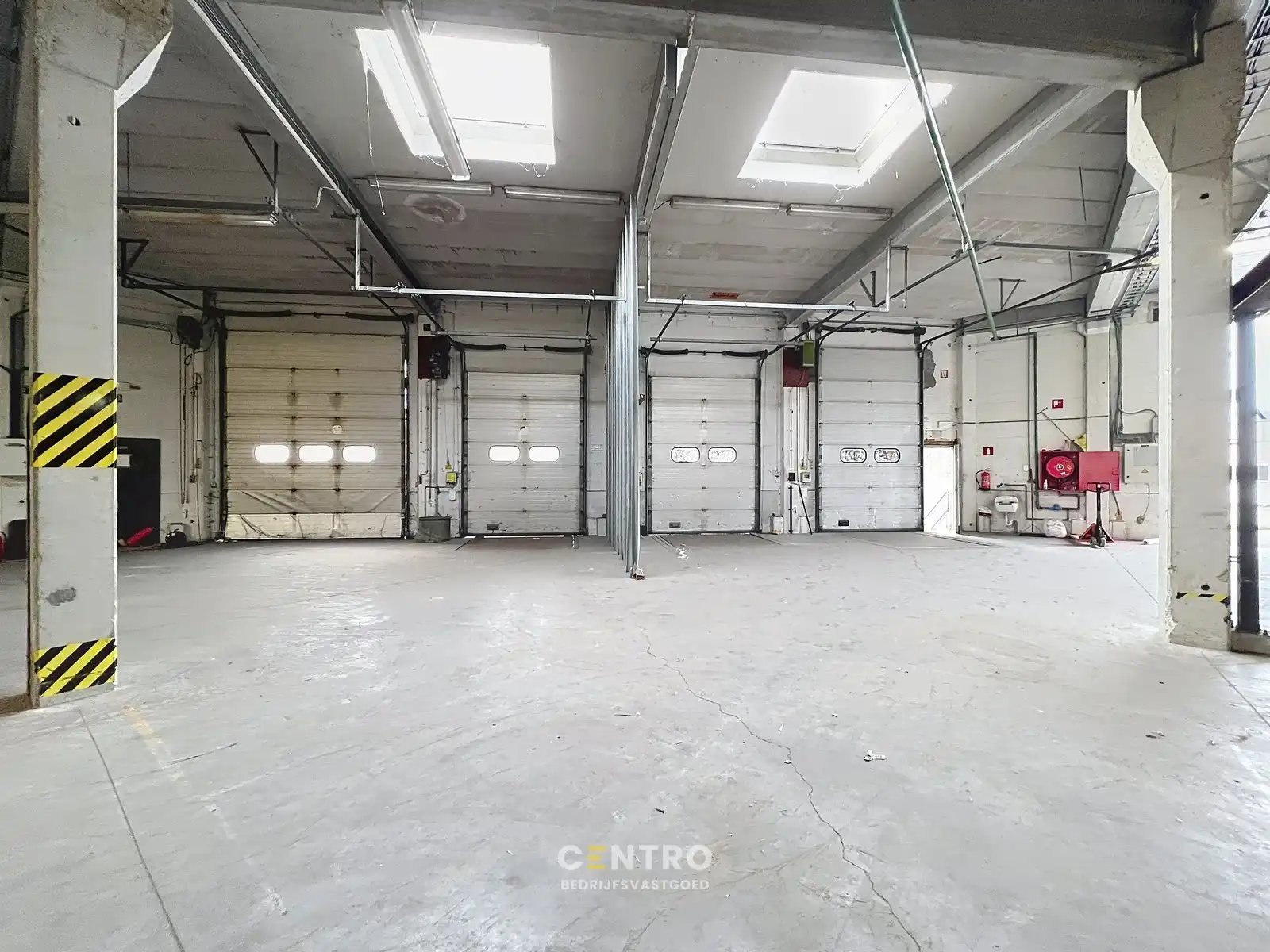 Logistieke LOODS/MAGAZIJN van ± 520m2 met 5 poorten waarvan 3 loskades TE ROESELARE ! foto 10