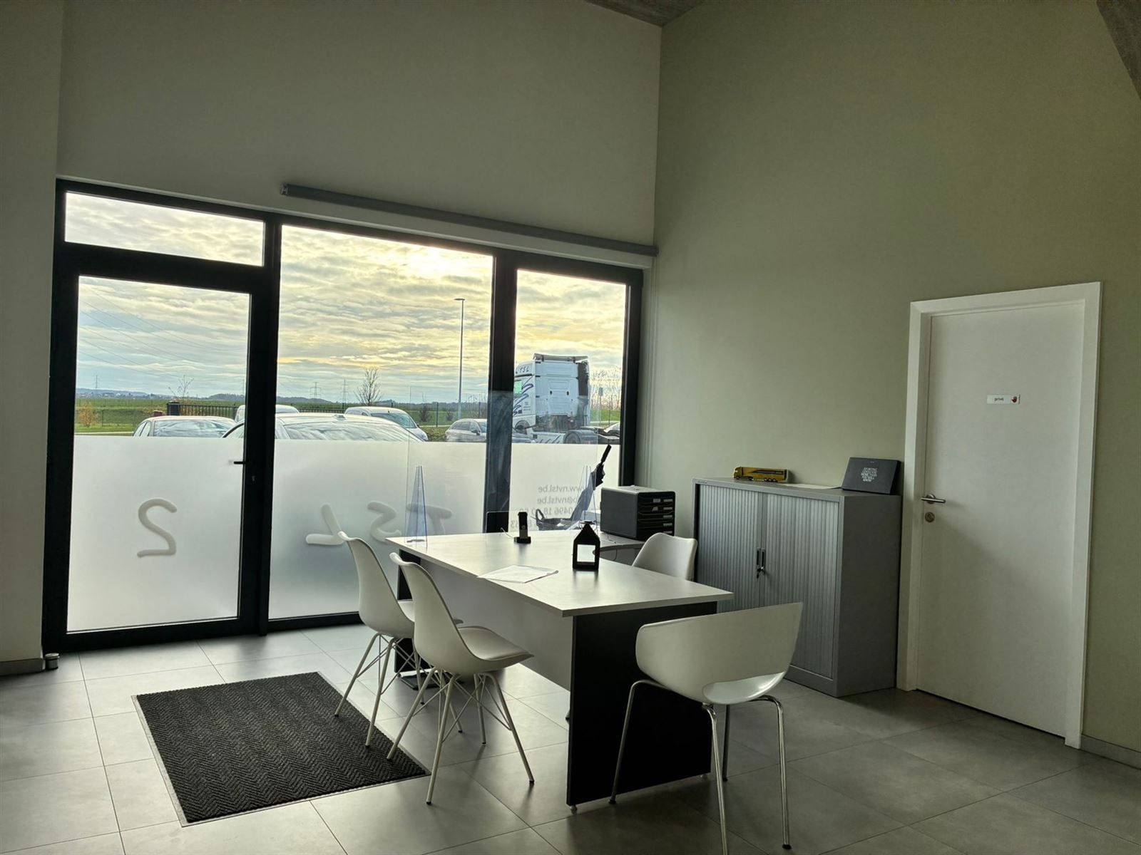 Loods met kade foto 14