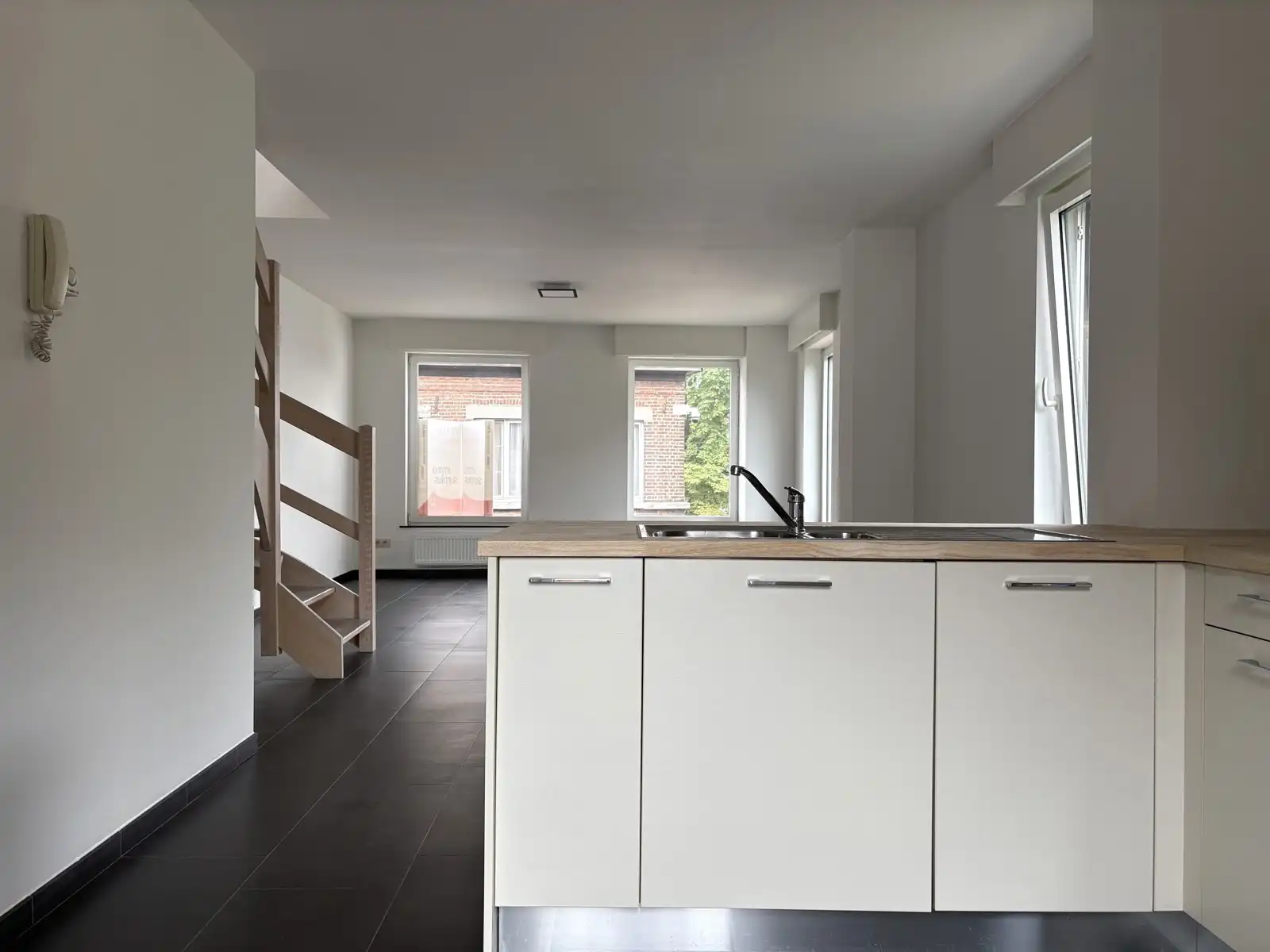 Verzorgde duplex met 1 slaapkamer en bureau foto 6
