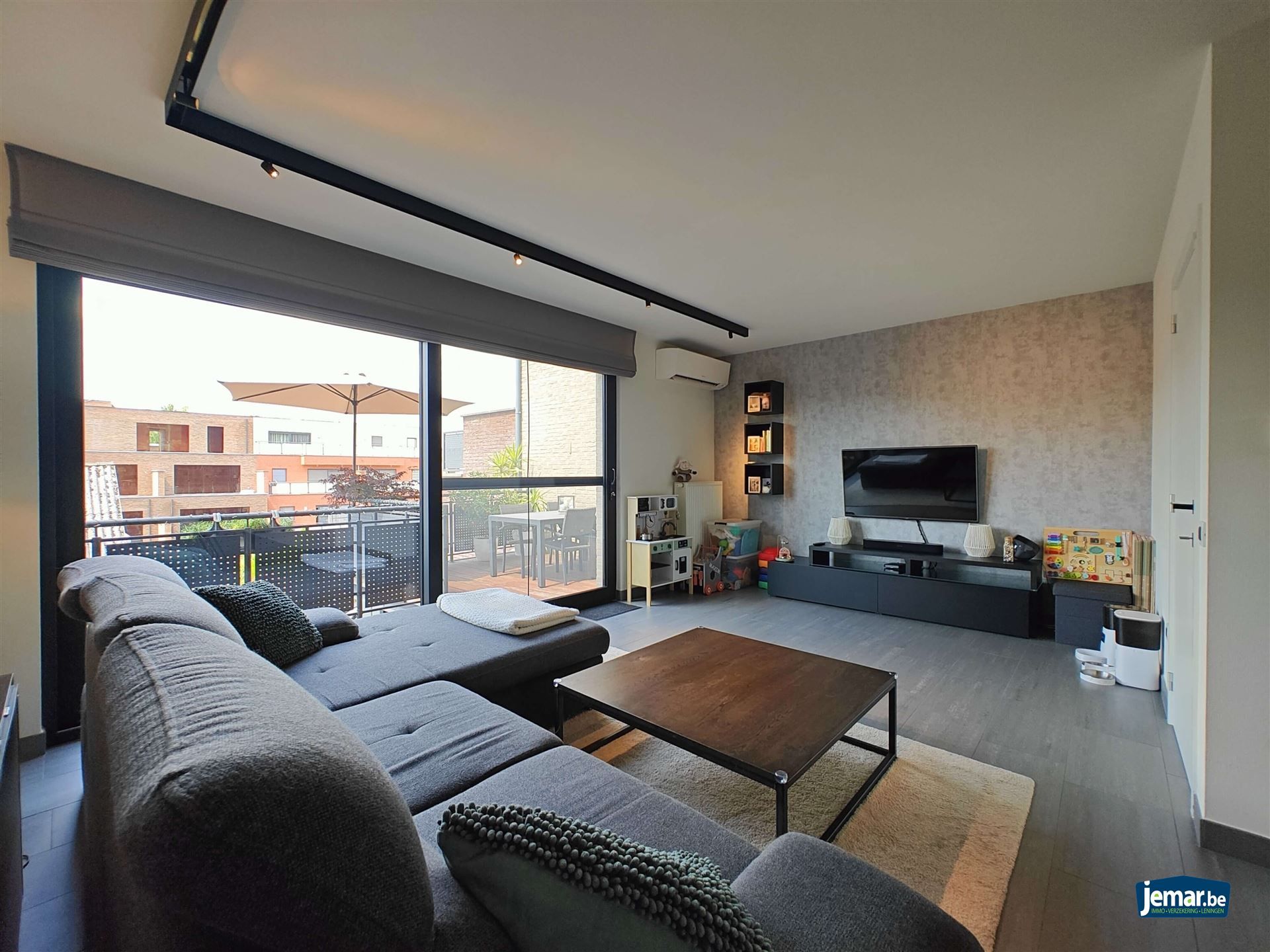 Instapklaar triplex appartement met 2 slaapkamers een zeer grote garage en een carport  foto 9