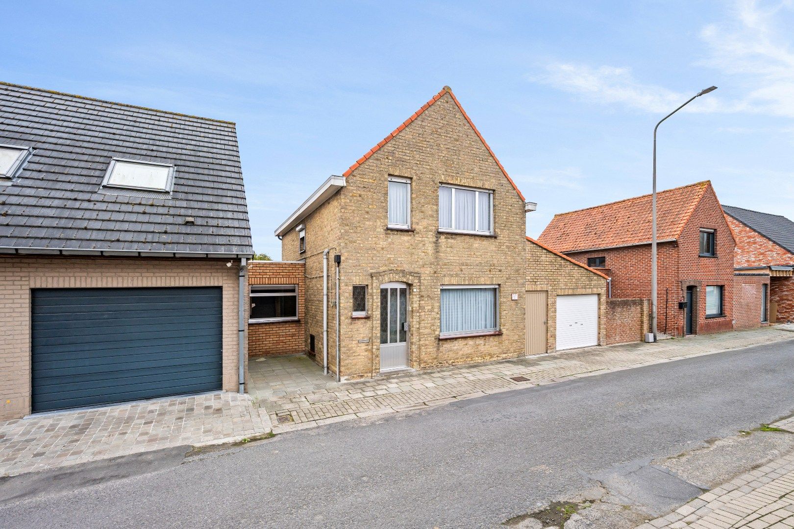 Hoofdfoto van de publicatie: Op te frissen woning met 3 slaapkamers, garage en tuin.