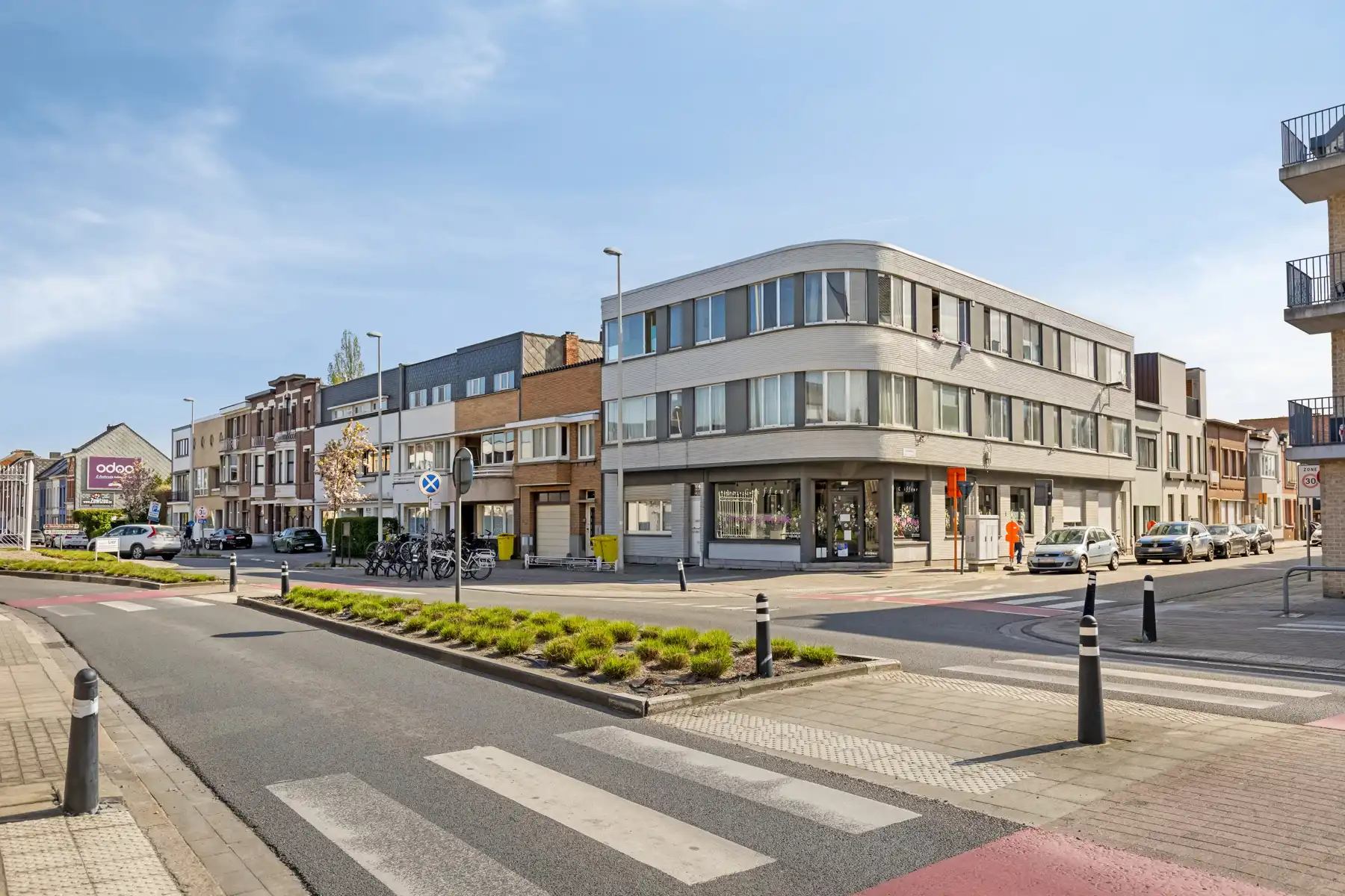 Hoekgebouw met 8 appartementen en handelszaak te Lier foto {{pictureIndex}}