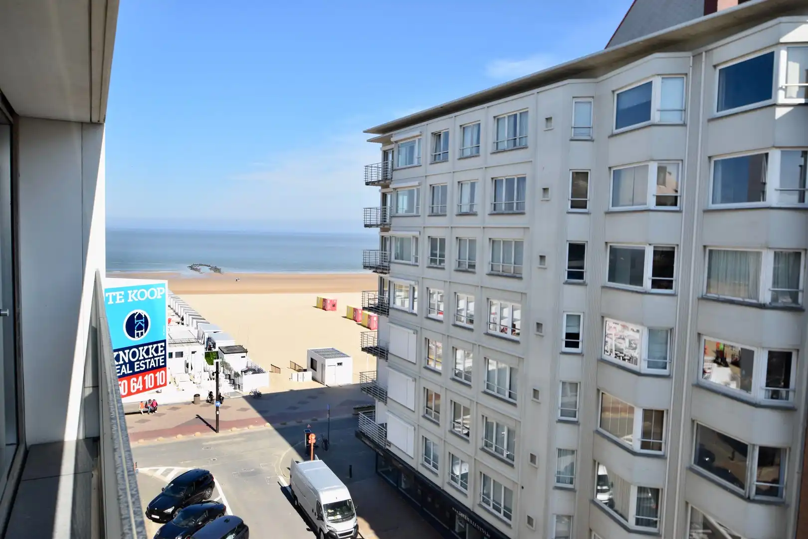 Appartement met zijdelings zeezicht gelegen vlakbij de winkels in de Kustlaan en de Zeedijk. foto 2