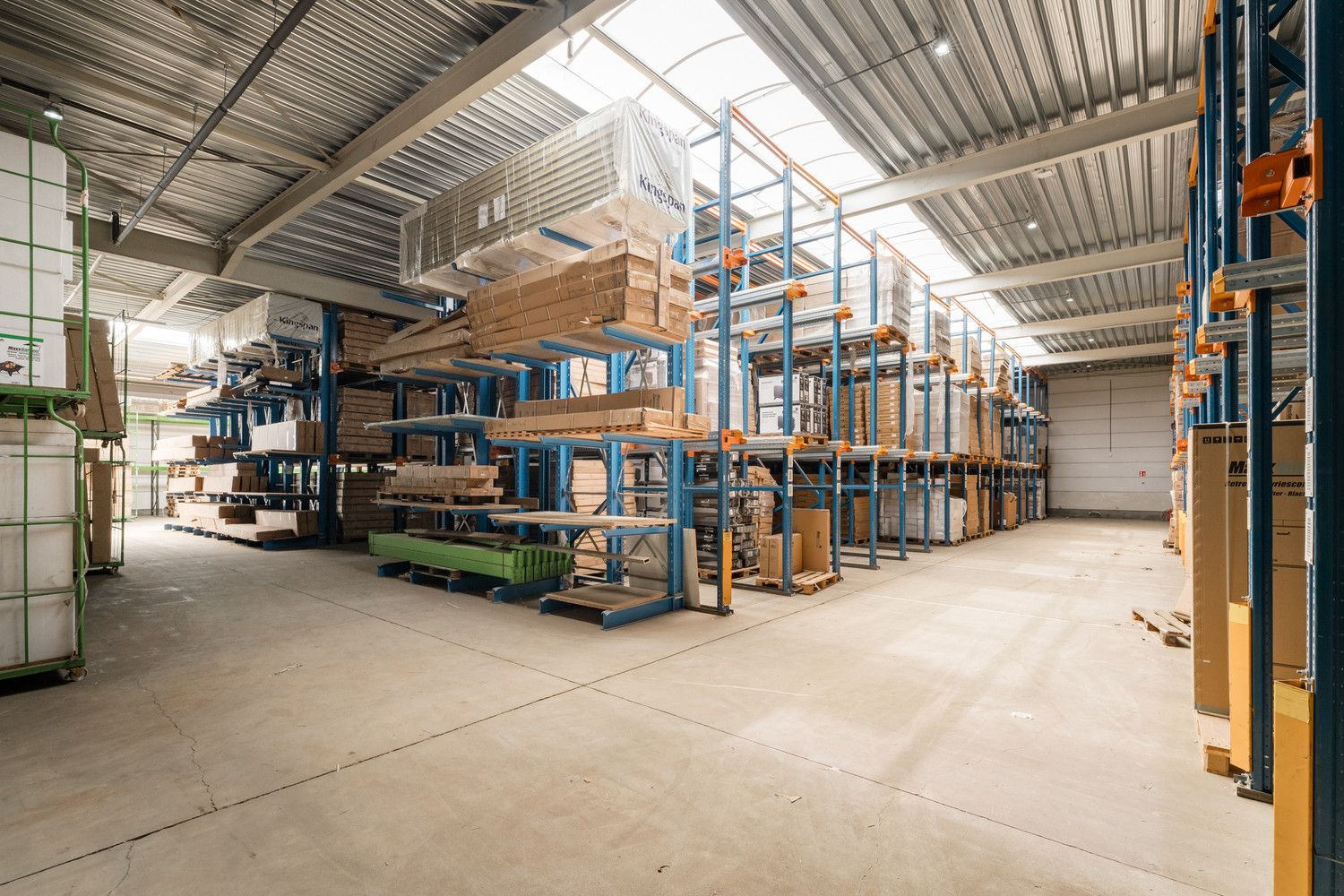 RUIM MULTIFUNTIONEEL BEDRIJFSPAND MET KANTORENCOMPLEX foto 19