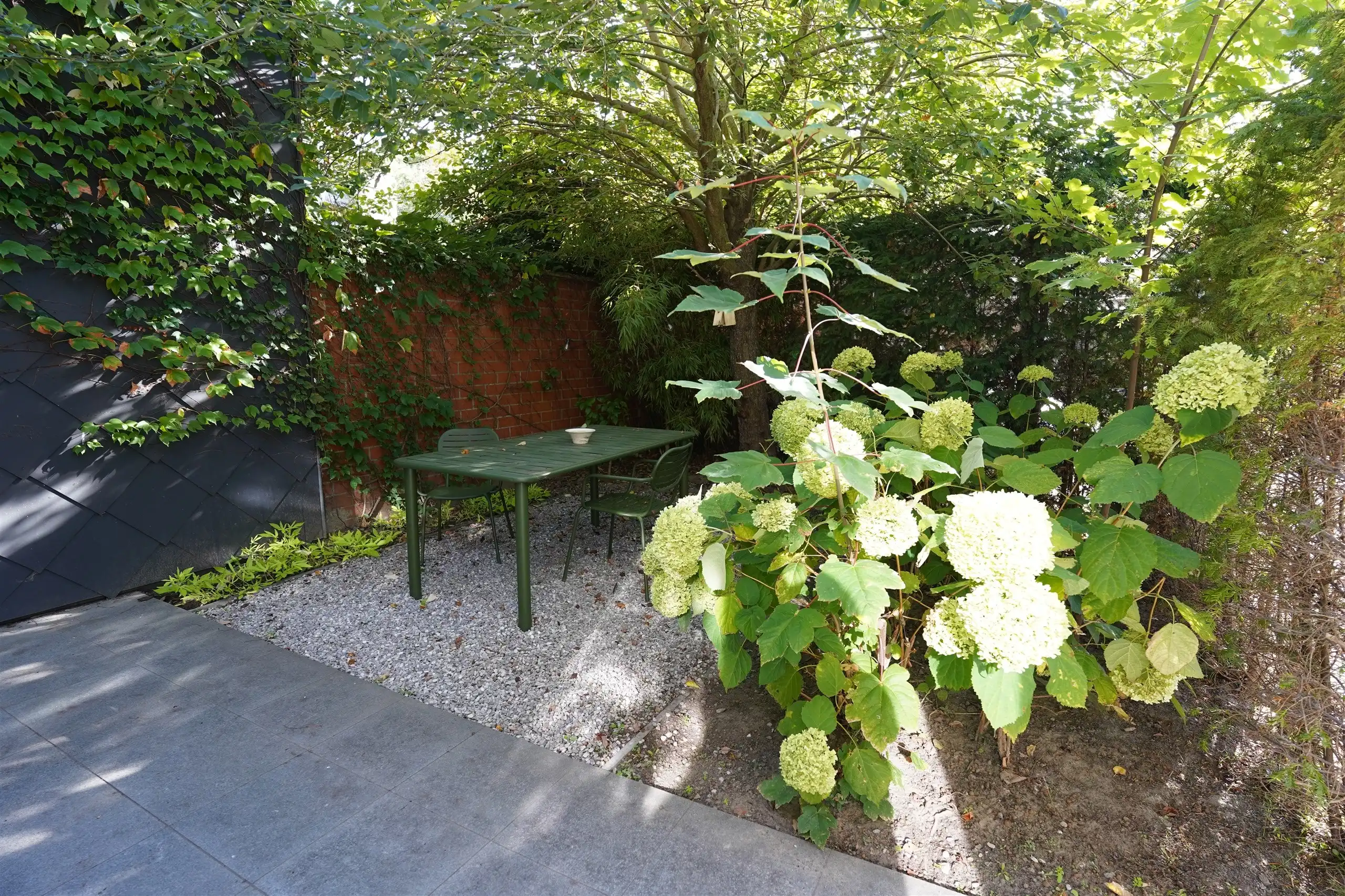 Jonge woning met 2 overrdekte staanplaatsen en kleine tuin foto 8