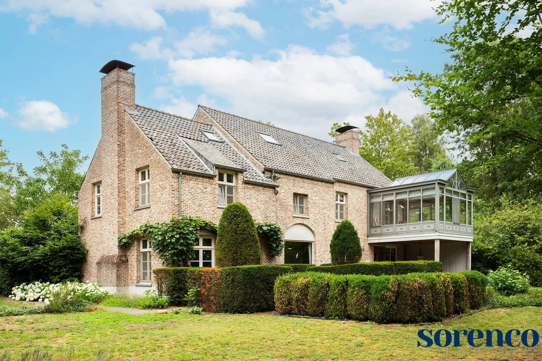 Exclusieve villa in een rustige groene wijk op een perceel van 3.676 m². foto 2