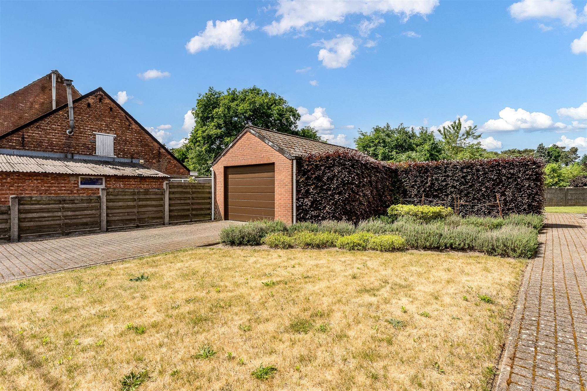 DEELS GERENOVEERDE, PERFECT ONDERHOUDEN WONING OP LEUKE LIGGING foto 24