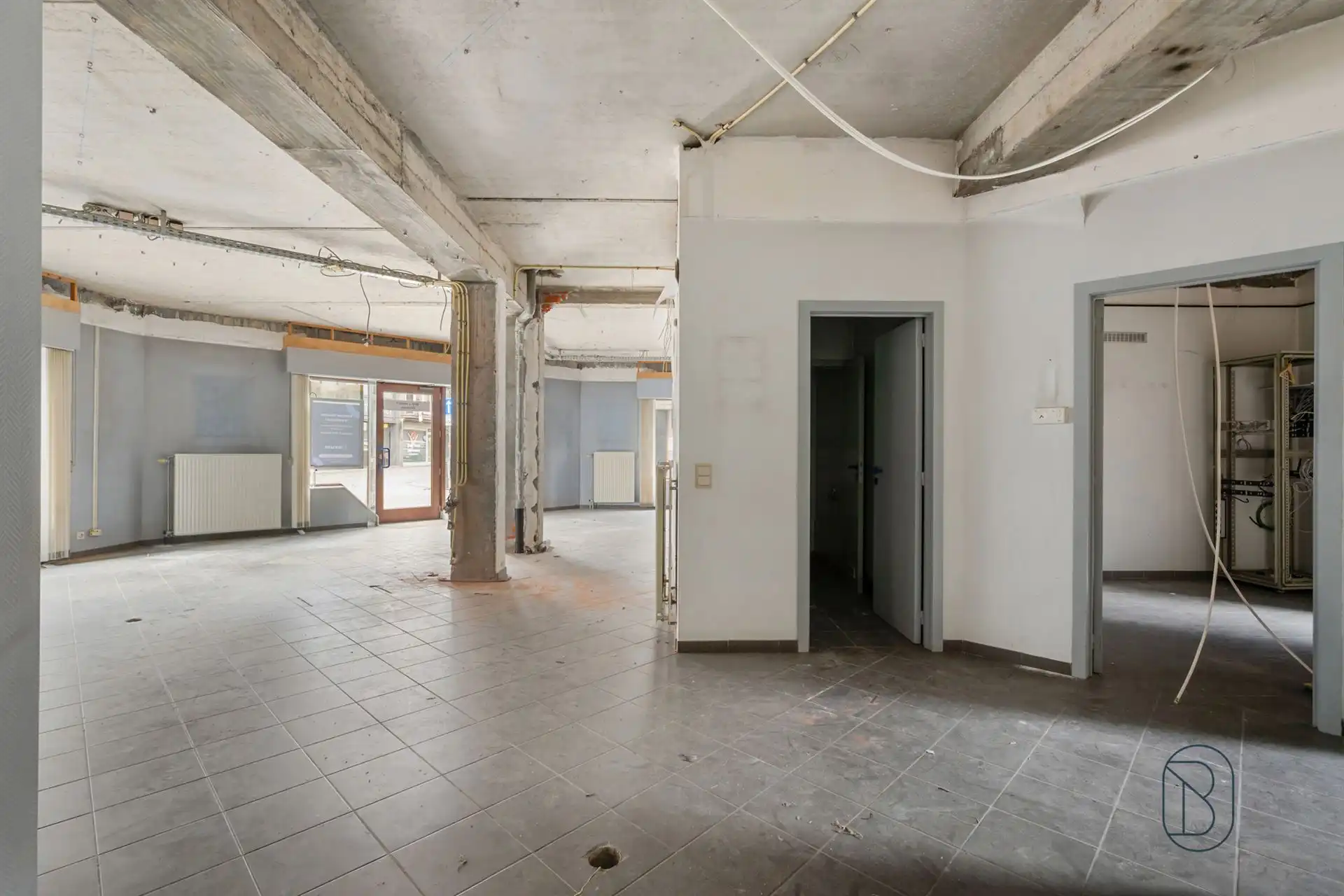 Topgelegen commerciële hoek! foto 6