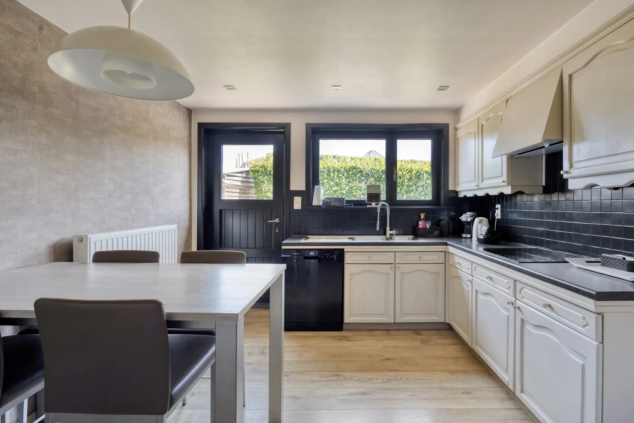 Ruime vrijstaande woning met potentieel foto 8