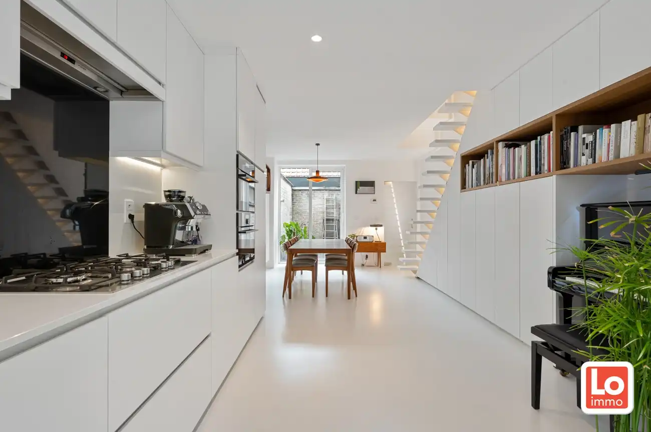 VERKOCHT! Instapklare, modern gerenoveerde lichtrijke stadswoning op een rustige locatie nabij het centrum van Gent! foto 2