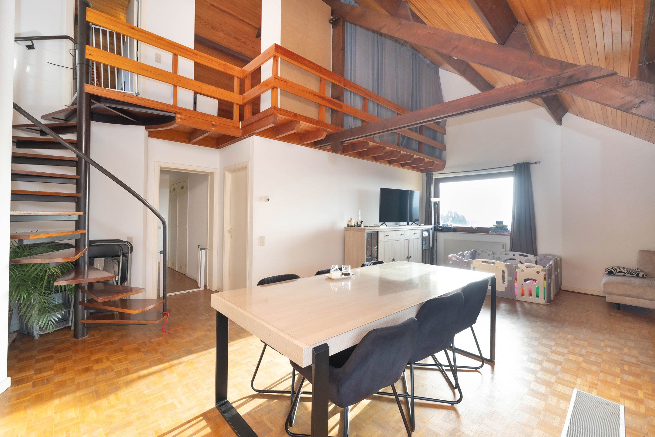 Charmant duplex appartement van ± 140m² met terras foto {{pictureIndex}}