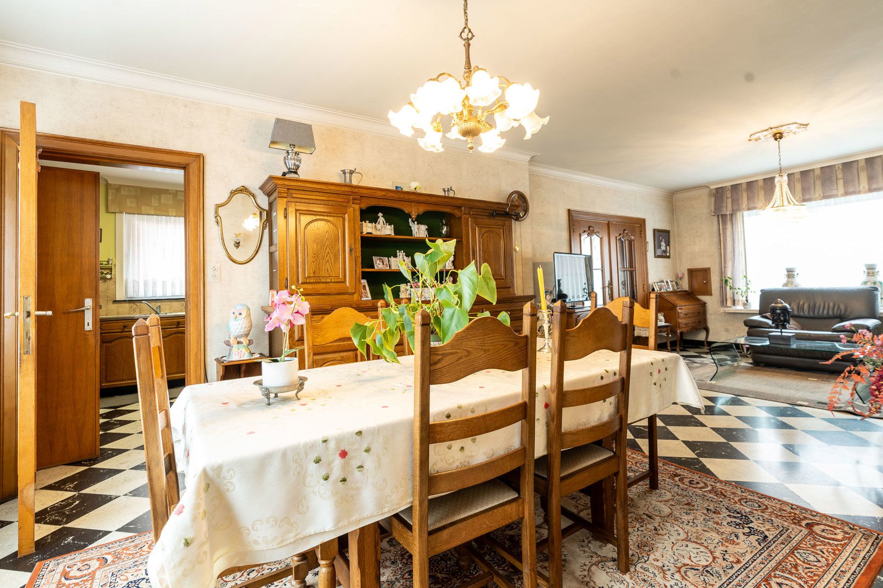 Halfopen gezinswoning met licht, structuur en potentieel foto 12