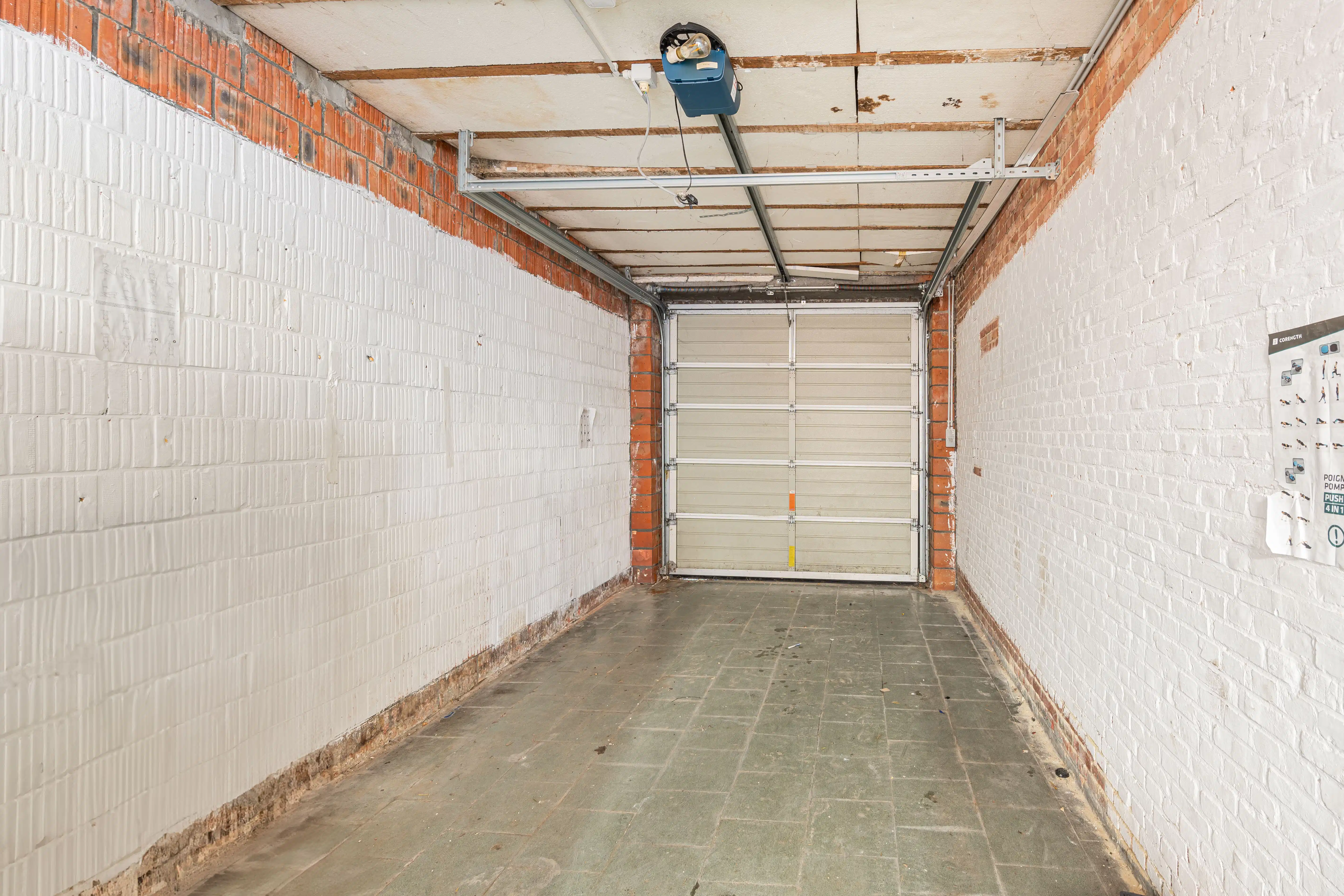 Ruime te renoveren gezinswoning met garage. foto 23