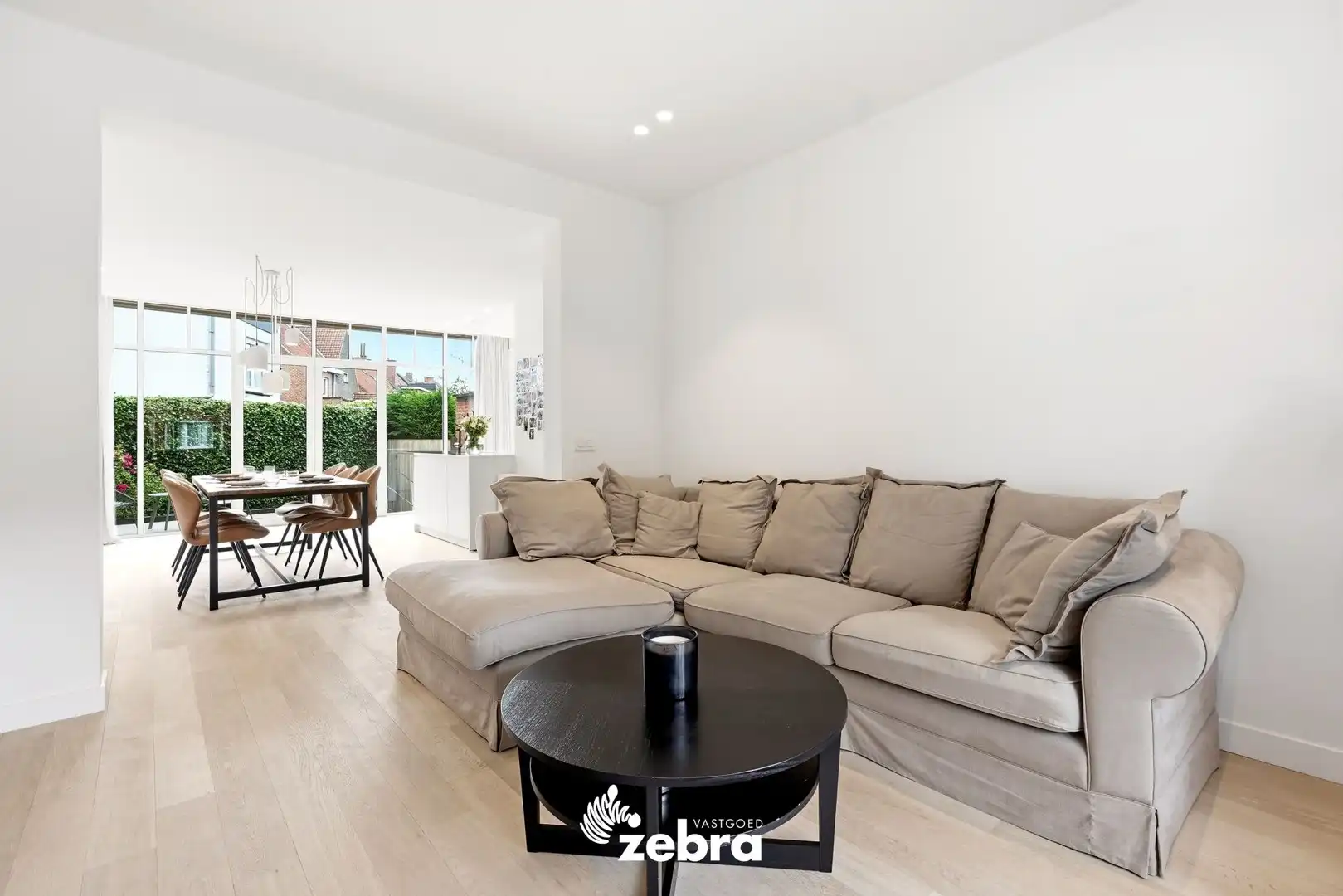 Kwalitatief gerenoveerde herenwoning met garage te Sint-Elisabeth Kortrijk! foto 5