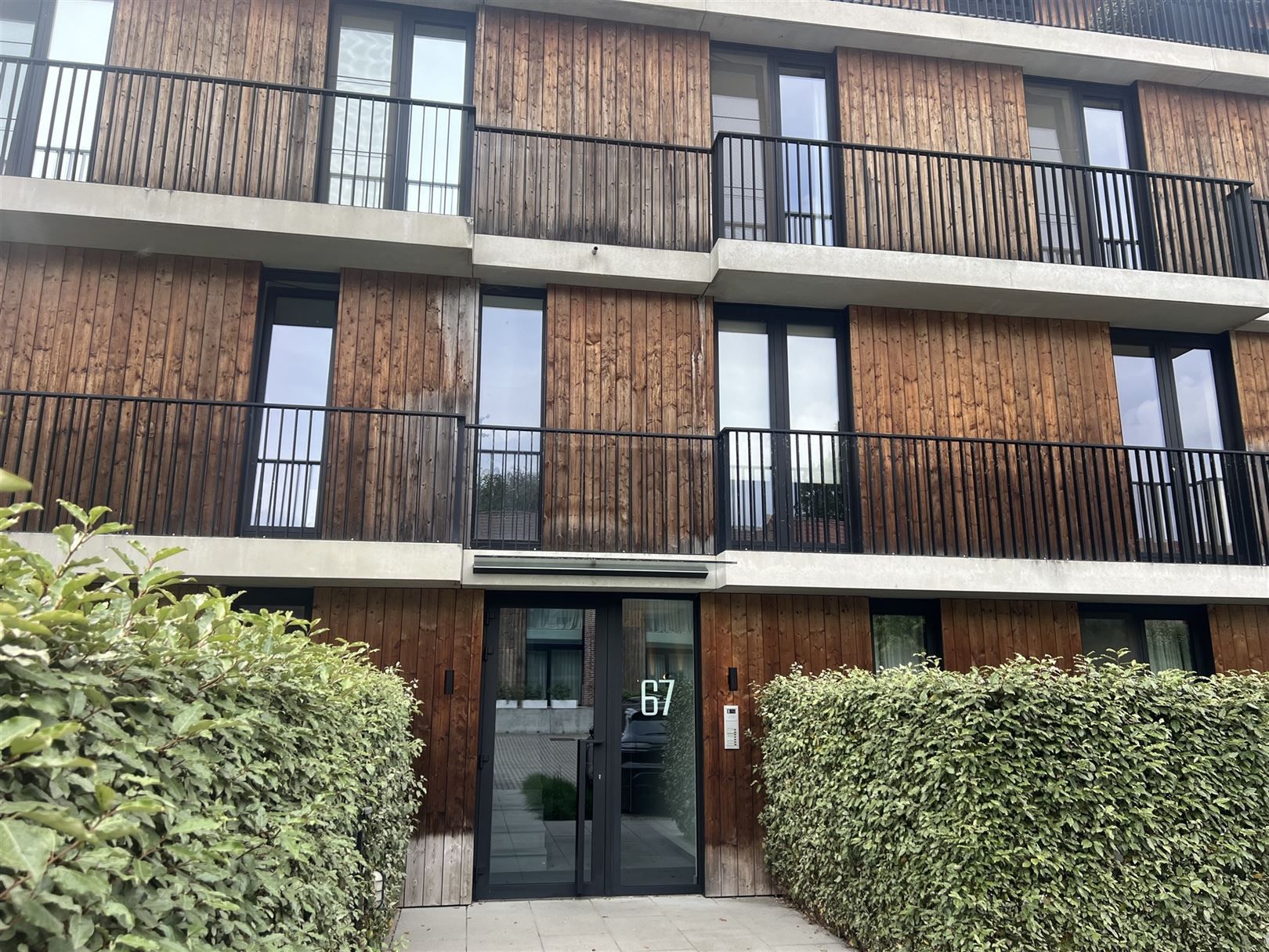 Gelijkvloers appartement met 2 slpks, tuintje en garage. foto 9